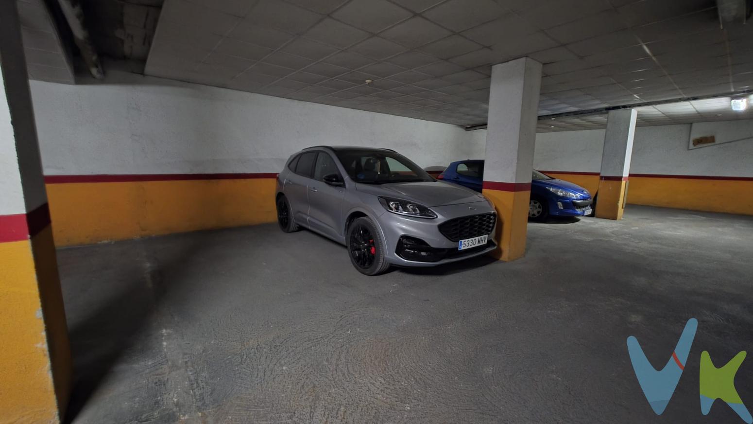 Oportunidad única de inversión en la zona Centro Puerto de SaguntoDos exclusivas plazas de garaje en venta, ubicadas en una de las áreas más demandadas y estratégicas del Puerto de Sagunto. Esta propiedad ofrece una excelente solución para quienes buscan seguridad y comodidad a la hora de estacionar su vehículo.Además de la comodidad de estacionamiento que ofrece, el espacio se presenta como una oportunidad de inversión inteligente. En una ubicación donde la demanda de plazas de garaje es alta, constituye una excelente opción tanto para uso propio como para alquilar, asegurando así un retorno financiero significativo.El garaje es amplio y de fácil acceso, permitiendo maniobras cómodas al entrar y salir sin complicaciones. Las dimensiones del espacio, de 30,23 metros cuadrados construidos por plaza, proporcionan abundante disponibilidad para acomodar tanto vehículos de tamaño estándar como aquellos de mayor envergadura, como SUV o furgonetas.La seguridad es también una prioridad en este espacio. Está equipado con un sistema de cerramiento de calidad y dispone de un acceso bien iluminado y seguro, lo que proporciona tranquilidad absoluta a sus propietarios o usuarios. Además, el edificio cuenta con mecanismos de seguridad adicionales, aumentando así la protección tanto del vehículo como de las pertenencias personales.La proximidad del garaje a servicios esenciales y lugares céntricos del Puerto de Sagunto añade un valor adicional. Estando a escasos metros de tiendas, restaurantes, y otras facilidades, no solo facilita la vida diaria sino que también hace que esta propiedad sea más atractiva para potenciales arrendatarios.Este garaje destaca por su relación calidad-precio, convirtiéndolo en una adquisición atractiva en el corto y largo plazo. Más allá de ser solo una plaza de estacionamiento, representa una inversión sólida en un entorno que sigue viendo crecimiento y revalorización sostenida. 