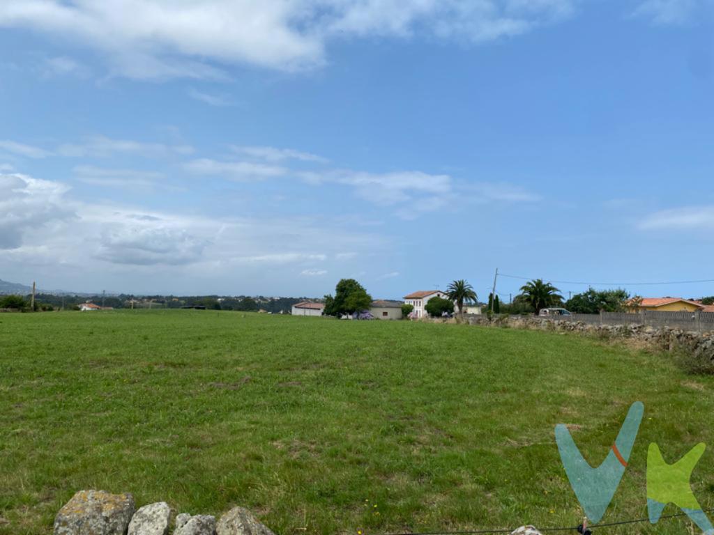 Preciosa finca edificable situada en la parroquia de Argüero, en el concejo de Villaviciosa, a solo cinco minutos de la Playa de Merón, la única playa de canto rodado de Asturias.Cuenta con 1.273 m² de superficie y conexión a red eléctrica, ideal para construir una vivienda amplia y luminosa en un entorno natural. Su excelente orientación garantiza sol durante todo el día, y al no tener edificaciones colindantes, ofrece vistas despejadas y máxima privacidad. Desde la segunda planta se pueden disfrutar vistas al mar.Ubicación inmejorable, con buenas comunicaciones y a tan solo 20 minutos de Gijón y 25 minutos de Oviedo, combinando la tranquilidad del campo con la cercanía a todos los servicios: supermercados, colegios y restaurantes.Un lugar lleno de encanto, ideal para quienes buscan vivir en contacto con la naturaleza, disfrutar de la paz del entorno y construir la casa de sus sueños.🌿 ¡Excelente oportunidad en Argüero! Solicita más información o programa tu visita.  El precio no incluye el impuesto de Transmisiones Patrimoniales ni los gastos de Notaría y Registro.