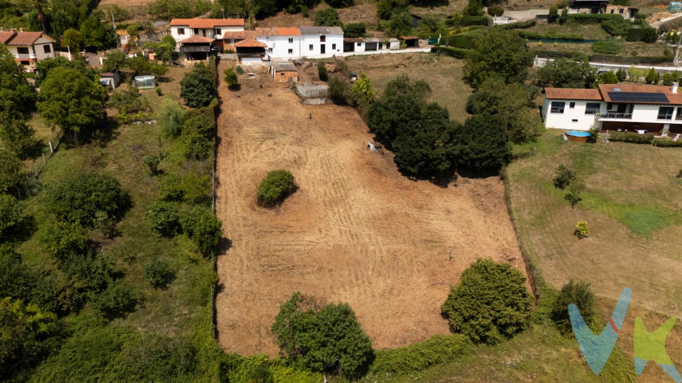 Una propiedad con infinitas posibilidades en plena naturaleza, situada en la parroquia de Peñaferruz, concejo de Gijón, muy cerca del límite geográfico con los concejos de Siero y Llanera.El conjunto está formado por una vivienda con cuadra, ideal para rehabilitar y distribuir completamente a tu gusto. Gracias a su orientación sur, la propiedad disfruta de muchísima luz natural y sol durante todo el día, además de unas impresionantes vistas al entorno rural asturiano.La privacidad, la tranquilidad y el contacto con la naturaleza son los grandes protagonistas de esta finca, sin renunciar a unas excelentes comunicaciones. Se encuentra a menos de 15 minutos de Gijón y Oviedo, lo que permite disfrutar de la vida en el campo con todos los servicios de la ciudad a poca distancia.La propiedad cuenta también con un precioso hórreo, perfecto para acondicionar como zona de juegos, espacio de ocio, estudio o incluso habitación para invitados.Como valor añadido, dispone de una parcela totalmente independiente, con una edificabilidad aproximada de 300 m², en la que poder construir una segunda vivienda, convirtiendo esta propiedad en una excelente opción tanto para uso familiar como para desarrollar un proyecto turístico o de inversión.Una oportunidad única para crear la casa que siempre has imaginado en un entorno privilegiado, rodeado de naturaleza, con total privacidad, excelentes vistas y una ubicación estratégica en el centro de Asturias.Se informa a los interesados que el precio de venta indicado no comprende el Impuesto de Transmisiones Patrimoniales (ITP) , los gastos asociados a la compraventa (notaría, registro de la propiedad y otros) ni los honorarios de la agencia inmobiliaria a cargo del comprador.