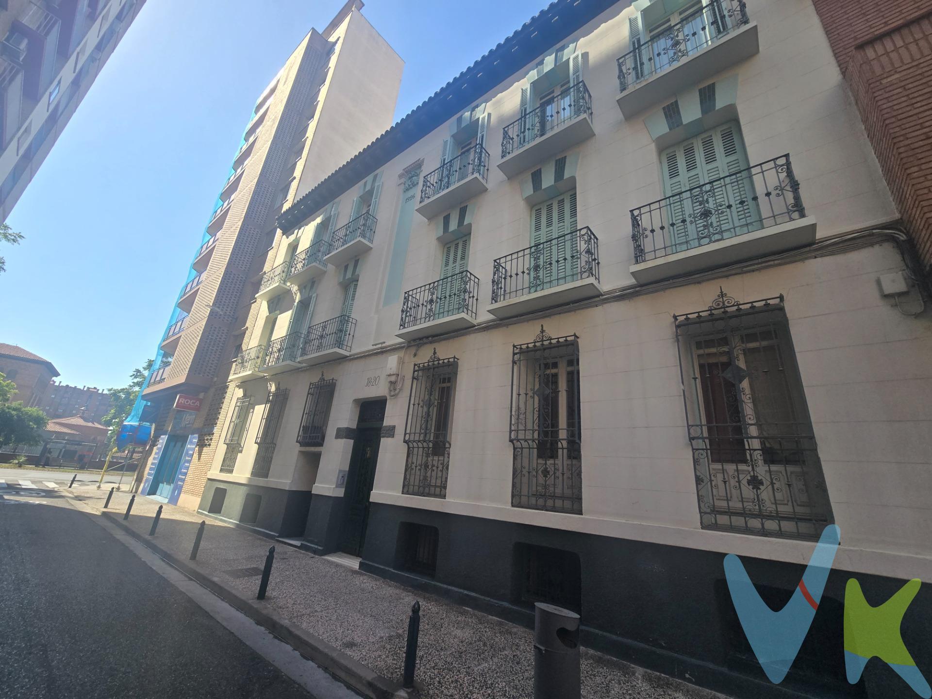 Calle Ana Isabel Herrero.- AMPLIA VIVIENDA EXTERIOR CON GRANDES POSIBILIDADES DE PERSONALIZACIÓN CON USO Y DISFRUTE DE UNA TERRAZA DE APROX.80M2. Presentamos esta excelente oportunidad para diseñar la vivienda de tus sueños. Se trata de un piso de 100 m² útiles y el uso y disfrute exclusivo de una terraza en su parte trasera de aprox. 80m2, resultado de una segregación reciente, que ofrece una extraordinaria versatilidad para adaptarlo completamente a las necesidades y gustos del futuro propietario. Actualmente la vivienda se distribuye en un amplio dormitorio principal de 22 m², con un espacioso baño en suite de 7 m², un espectacular salón de 39 m², un segundo baño completo, un segundo dormitorio y una agradable terraza exterior de 4,85 m². No dispone de cocina. Uno de sus principales atractivos es la posibilidad de realizar una nueva distribución, permitiendo configurar cómodamente tres dormitorios, salón, cocina independiente y dos baños, creando así un hogar moderno, funcional y totalmente personalizado. La vivienda es exterior, lo que garantiza una excelente entrada de luz natural. Dispone de calefacción individual y agua caliente sanitaria mediante gas ciudad, aportando confort y eficiencia energética durante todo el año. Ubicada en planta entresuelo, cuenta con acceso tanto por escaleras como mediante elevador, facilitando la accesibilidad. Una oportunidad única en pleno centro, para quienes buscan amplitud, luminosidad y la posibilidad de crear una vivienda a medida en una ubicación consolidada. No dejes de ver la visita virtual 360º donde podrás ver con todo detalle esta vivienda. Gastos e impuestos no incluidos. A título orientativo, en segundas transmisiones, el comprador abonará: Impuesto sobre Transmisiones Patrimoniales (ITP), tipo general en Aragón al 8% (*). Base de cálculo: mayor valor entre precio de compraventa o valor de referencia catastral. Gastos de Notaría y Registro: Aranceles variables según precio, número de copias y complejidad; cálculo según tarifas normativas. Si se precisa hipoteca: Tasación, condiciones y costes bancarios según entidad elegida por el comprador; así como gastos de gestoría y cualesquiera otros inherentes a la compraventa. No se incluyen otros gastos o tributos que puedan por Ley corresponder al comprador. Operación sujeta a doble mediación. Existen honorarios a cargo del comprador, salvo pacto en contrario, no incluidos en PVP. El consumidor conforme a la normativa vigente podrá solicitar información y documentación adicional relativa al inmueble, sus características, condiciones de la operación y del servicio de mediación en la oficina y/o a través de nuestro teléfono de contacto o mail. La agencia actúa exclusivamente como intermediaria en la compraventa, cuyas condiciones, en todo caso, estarán sujetas a la aceptación expresa del vendedor del inmueble y posterior formalización del contrato. La información suministrada se corresponde con la disponible a la fecha de publicación, pudiendo variar en función de las circunstancias o actualizaciones legales, contractuales y fiscales. Anuncio de carácter meramente informativo. Para una información exhaustiva sobre el funcionamiento, tipos impositivos y bonificaciones del ITP en Aragón, puede consultar el portal oficial de la Agencia Tributaria Autonómica. Tarifas notariales y registrales reguladas en el Anexo I del Real Decreto 1426/1989 y Anexo I del Real Decreto 1427/1989, respectivamente. Anuncio no vinculante, puede contener errores.