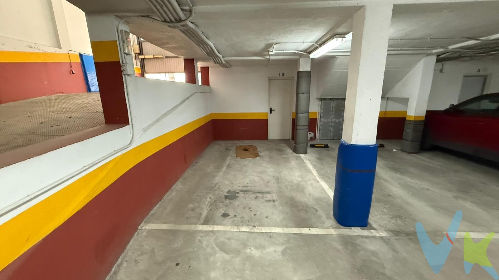 Plaza de garaje con trastero junto a Calle Ancha – Comodidad y espacio extra. Se vende plaza de garaje amplia de aproximadamente 14 m², ideal para coche grande, con trastero privado de unos 5 m², situada a escasos metros de la Calle Ancha, en una de las zonas más demandadas de Chiclana. Una solución perfecta si buscas olvidarte de dar vueltas para aparcar y, además, contar con espacio extra de almacenaje para bicicletas, herramientas o enseres de temporada. ✔ Acceso cómodo. ✔ Trastero independiente. ✔ Ubicación céntrica y muy práctica. ✔ Ideal tanto para uso propio como inversión. Una oportunidad excelente en una zona donde el aparcamiento es cada vez más valorado. Informamos a nuestros clientes de que los gastos de Notaría, Gestoría, Impuestos y los honorarios de la agencia no están incluidos en el precio. A su vez, disponemos del Documento Informativo Abreviado de la propiedad (Según Decreto 218/2005, del 11 de Octubre) y de Seguro de Caución, para la protección del dinero entregado como señal para la Reserva de una vivienda.