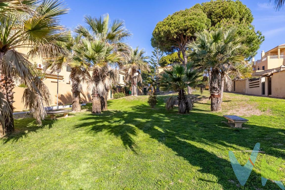 🏡 Un estilo de vida único cerca del mar, en El Puerto de Santa María. Si deseas disfrutar de una vida relajada en un entorno privilegiado, esta vivienda  de 157 metros de superficie construida y 202 metros de parcela, te ofrece todo eso y mucho más.  Ubicada en una urbanización privada, con piscina comunitaria, zonas ajardinadas y a solo 190 metros de la playa . Su distribución permite aprovechar al máximo cada estancia, ofreciendo un equilibrio perfecto entre espacios de convivencia y áreas privadas:. PLANTA BAJA:. Salón amplio con chimenea, un espacio acogedor para disfrutar en familia. Cocina equipada que cuenta con servicio de gas ciudad. Un dormitorio y un baño completo, una gran ventaja para quienes necesitan una habitación en la planta baja, ya sea para invitados, familiares mayores o incluso como despacho. PRIMERA PLANTA:. Cuatro dormitorios, todos con armarios empotrados. Dormitorio principal con baño en suite. Baño adicional dando servicio al resto de habitaciones. Más allá de su excelente ubicación y distribución, esta vivienda cuenta con una serie de extras que aumentan su confort y seguridad:. ✔ Aire acondicionado centralizado en cada planta, garantizando una temperatura agradable en cualquier estación del año. ✔ Suelos de mármol, que aportan elegancia y frescura a los espacios. ✔ Sistema de alarma, para ofrecer tranquilidad y seguridad a toda la familia. ✔ Trastero, ideal para almacenar todo lo necesario sin ocupar espacio en la vivienda. A pocos minutos encontrará supermercados, colegios, centros de salud, farmacias y una variada oferta gastronómica, Además, la cercanía con el centro de El Puerto de Santa María permite acceder fácilmente a zonas de ocio, comercios y transporte público. . ¡Una oportunidad única para quienes buscan calidad de vida a pocos metros del mar!. Para más información o concertar una visita, no dude en ponerse en contacto con nosotros. Informamos a nuestros clientes compradores que el precio de venta no incluye lo siguiente: Honorarios de la agencia inmobiliaria, Impuestos (I. T. P. , I. V. A. o A. J. D. , en su caso) ni otros gastos de la compraventa (gastos de Registro de la Propiedad, Notaría, Gestoría ni de posible Financiación). Documento D. I. A. a disposición del consumidor según Decreto 218/2005 Junta de Andalucía.