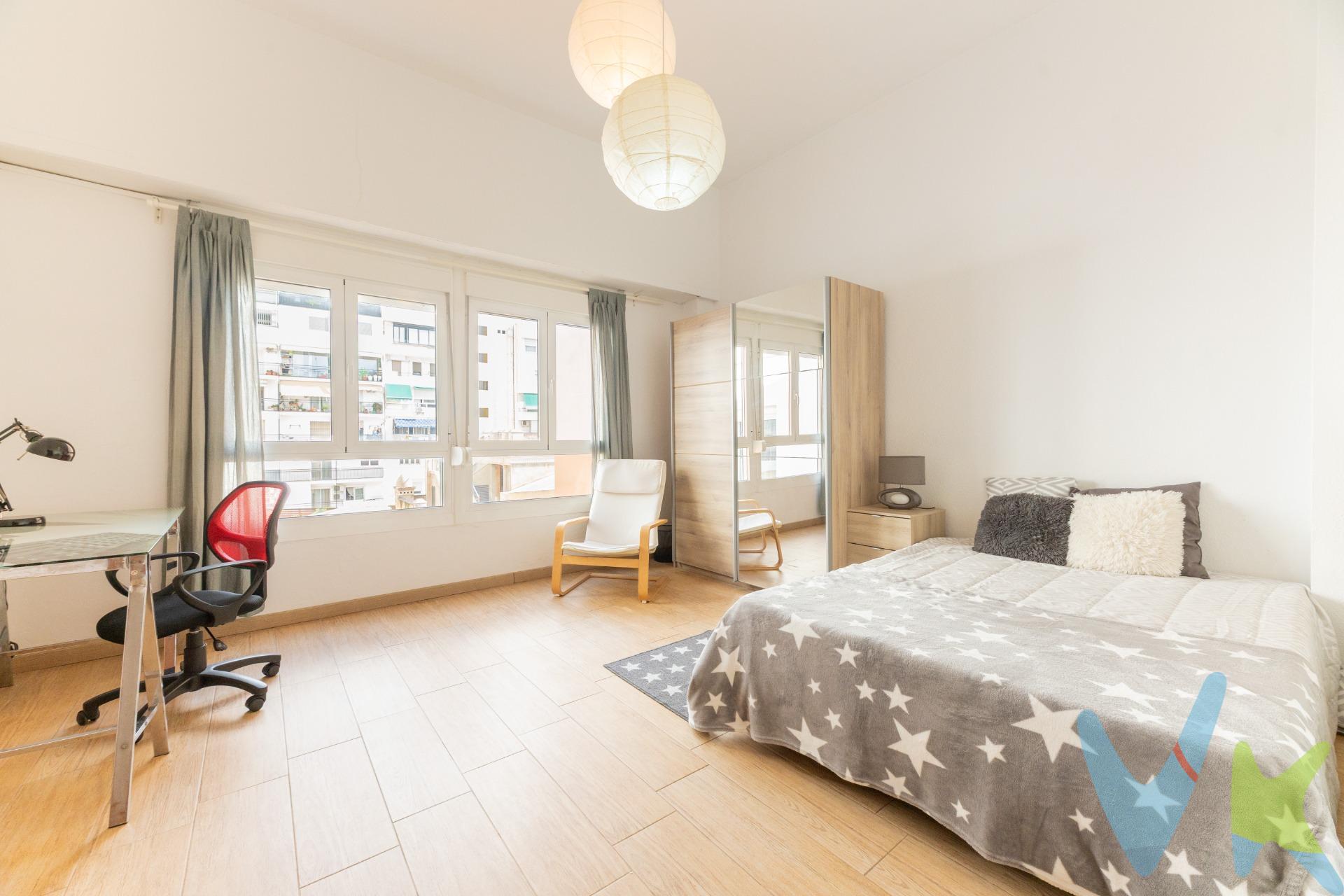 Vivir en Calle Pizarro, en pleno centro de Valencia, es apostar por una dirección con PRESTIGIO y conectividad total. Este piso reformado de 4 dormitorios y 2 baños ofrece el equilibrio perfecto entre representatividad y CONFORT MODERNO, ideal para quienes valoran una UBICACIÓN PRIME y un estilo de vida urbano de ALTO NIVEL. La vivienda se presenta lista para entrar a vivir: reforma actual, distribución funcional y estancias luminosas pensadas para el día a día. Actualmente la distribución está optimizada para el descanso (no hay salón), pero el espacio permite recuperar fácilmente un amplio salón-comedor a partir de una de las habitaciones principales sin renunciar a varios dormitorios.la cocina independiente está preparada para un uso intensivo para facilitar el dia a dia, y la zona de noche reúne ahora cuatro dormitorios versátiles  y dos baños completos con acabados muy cuidados. El entorno no admite comparación: todos los servicios a pie de calle (tiendas de firma, supermercados, restauración, centros de salud), y una conectividad excelente con bus, metro y tren a escasos minutos. Una dirección estratégica para quienes desean estatus, comodidad y tiempo bien aprovechado. Una oportunidad sólida en el corazón de Valencia. ¡No dejes pasar esta ocasión y agenda tu visita hoy mismo! 🏡✨. La descripción y los datos del presente inmueble tienen carácter meramente informativo y en ningún caso contractual. En el precio de la vivienda no están incluidos los honorarios de agencia, gastos de compraventa y/o financiación. Por mandato expreso del propietario, comercializamos este inmueble en exclusiva compartida, lo que garantiza un servicio de calidad, un trato fácil y personalizado, una gran difusión en nuestras redes compartidas y sin interferencias de terceros. Por este motivo se ruega no molestar al propietario, a los ocupantes de la propiedad, a los vecinos o conserjes del edificio si los hubiera. Si eres una agencia, llámanos colaboraremos contigo. Muchas gracias.