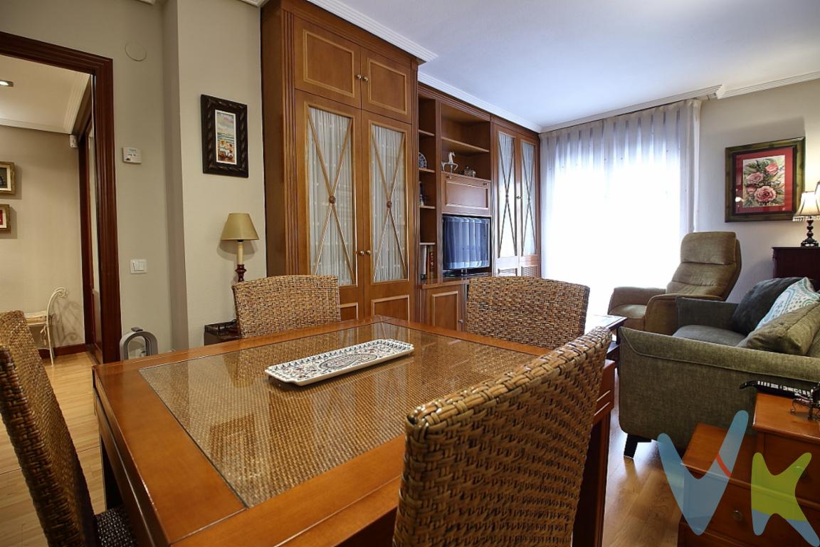  ? Piso impecable con garaje y ascensor en Laviada  ¡Listo para entrar a vivir!Precio: [Insertar precio]Superficie: 53 m² construidos / 47 m² útiles.Habitaciones: 1 habitación doble.Planta: 2ª planta con ascensor.Extras: Plaza de garaje incluida en el precio.Año de construcción: 1995 (edificio moderno y bien conservado).¿Buscas comodidad, ubicación y plaza de garaje en Gijón? Este encantador piso en el codiciado barrio de Laviada es la oportunidad perfecta tanto para convertirlo en tu nuevo hogar como para realizar una inversión segura con alta rentabilidad de alquiler. Un espacio optimizado, cálido y listo para disfrutar.? Características PrincipalesEspacio optimizado: Distribución inteligente que maximiza cada metro cuadrado.Santuario de descanso: Habitación espaciosa, luminosa y diseñada para el relax.Acabados de calidad: Detalles cuidados que aportan un ambiente acogedor y moderno.Comodidad total: Acceso directo en ascensor y plaza de garaje en el mismo edificio.? Ubicación Inmejorable (Laviada, Gijón)Conectividad excelente: A un paso de paradas de autobús y principales accesos.Todo a mano: Rodeado de tiendas, supermercados, restaurantes y centros de ocio.Entorno ideal: Barrio tranquilo pero con vida, perfecto para pasear y disfrutar de Gijón.¡No dejes escapar esta oportunidad única! Las visitas se organizan bajo cita previa. Contacta con nosotros hoy mismo para resolver tus dudas y agendar tu visita. ¡Tu nueva vida en Laviada empieza aquí!Gastos e impuestos no incluidos en el precio. En segundas transmisiones, el comprador abona el ITP (porcentajes en Asturias: https://sede.tributasenasturias.es/sites/sede/default/es_ES/Que-quieres-hacer/Transmisiones-Patrimoniales-y-AJD), calculado sobre el mayor valor entre precio, tasación o valor de referencia catastral. Notaría y registro según aranceles variables; el comprador elige notario. El vendedor asume la plusvalía municipal; el resto de gastos (incluida hipoteca: tasación, costes bancarios, gestoría y formalización) son del comprador.Honorarios: intermediación a cargo del vendedor; mediación a cargo del comprador del 2% + IVA, mínimo 2.000  + IVA.El consumidor puede solicitar información y documentación adicional en la sede física o por correo electrónico de la Agencia (contacto en la web). La agencia actúa solo como intermediaria; toda compraventa queda sujeta a la aceptación expresa del vendedor y a la formalización del contrato. Anuncio meramente informativo: los datos corresponden a la fecha de publicación y pueden variar por actualizaciones legales, contractuales o fiscales.  