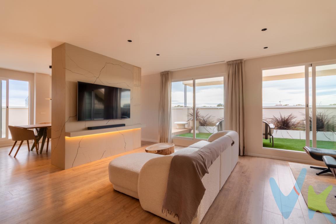 Si buscas comprar un ÁTICO DE LUJO en CANET D\'EN BERENGUER, este es eso y mucho más.En una de las zonas residenciales más consolidadas de Canet d\'En Berenguer se encuentra este exclusivo ático, diseñado para quienes buscan amplitud, calidad y espacios exteriores para disfrutar todo el año.La vivienda se distribuye en tres dormitorios y tres baños completos, ofreciendo comodidad y privacidad tanto para el día a día como para recibir visitas. El salón-comedor es amplio y muy luminoso, con conexión directa a la terraza, y se integra con una cocina americana de diseño equipada con placa de inducción invisible. Además, cuenta con una zona de oficina ideal para teletrabajar con tranquilidad o para tener como espacio de estudio.La terraza es uno de los grandes atractivos del inmueble: un espacio cuidado y funcional, con fuente decorativa, toma preparada para jacuzzi y zona de barbacoa, pensada para disfrutar en cualquier época del año.Incluye dos plazas de garaje con punto de carga para vehículo eléctrico y un trastero. Una vivienda moderna, bien equipada y lista para entrar a vivir, ubicada en un entorno tranquilo y bien comunicado.📲 Contáctanos hoy y agenda tu visita. ¿HABLAMOS?REF: CVJMar5940 * En nuestra agencia contamos con el distintivo de Agentes de Intermediación Inmobiliaria de la Comunitat Valenciana (Número de registro RAICV 1394) y cumplimos con todos los requisitos que debe tener un profesional del sector inmobiliario. *Por mandato expreso del propietario, comercializamos este inmueble en exclusiva, lo que le garantiza el acceso a toda la información, a un servicio de calidad, un trato fácil, sencillo y sin interferencias de terceros. Si usted es agente inmobiliario y tiene un cliente para este inmueble, llámenos estaremos encantados de colaborar. *El precio indicado no incluye gastos ni otros conceptos. A tal efecto, se informa que al referido precio habrá que añadirle los gastos propios de la transmisión inmobiliaria, entre los que cabe enumerar los siguientes: honorarios notariales, impuesto al que se encuentre sujeta la transmisión (Impuesto sobre el Valor Añadido o Impuesto sobre Transmisiones Patrimoniales y Actos Jurídicos Documentados, según el caso), gastos de inscripción en el Registro de la Propiedad y honorarios de intermediación de la agencia inmobiliaria.  *¿Qué te ofrecemos en nuestra agencia?  - Agilizamos y hacemos más cómodo el proceso. - ¡Nos ocupamos de todo! Cero preocupaciones. - Recibe apoyo legal y fiscal durante todo el proceso. - Experto inmobiliario 100% a tu lado. - Asistencia post venta ¡Seguimos a tu lado!