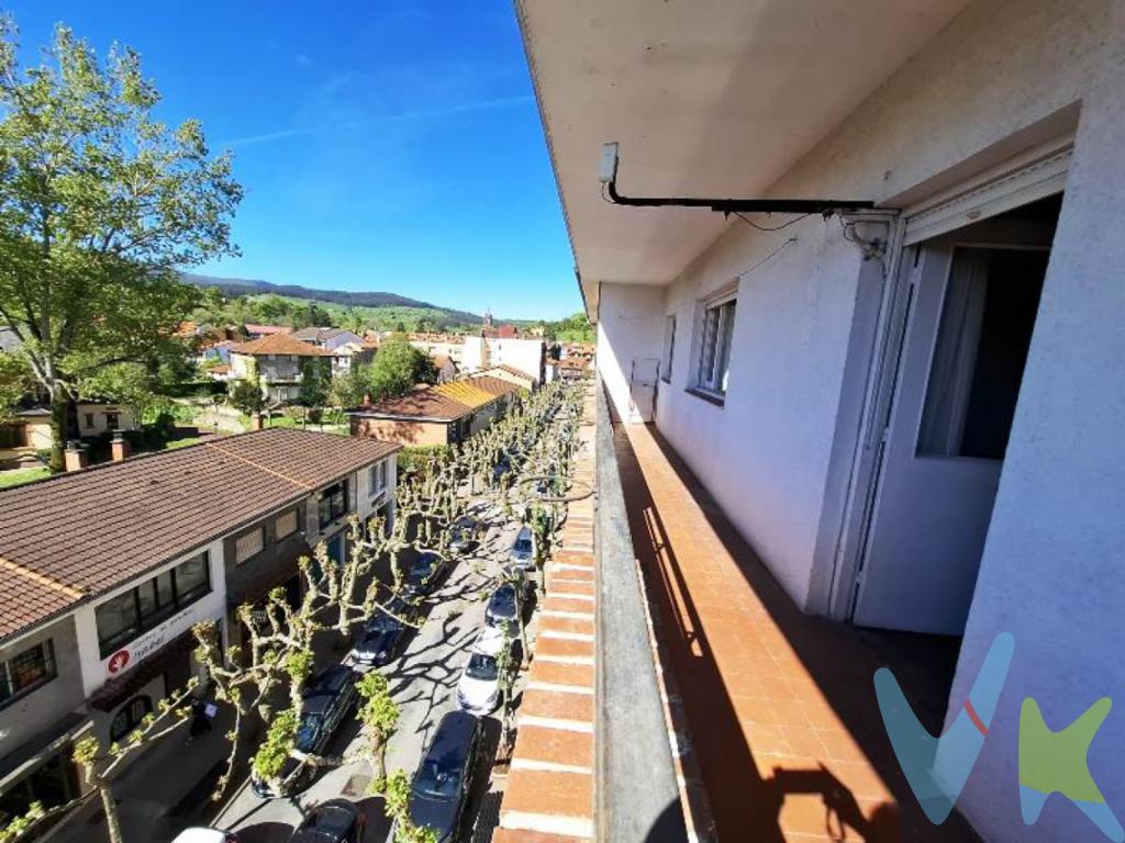 AMPLIO PISO CON GRAN POTENCIAL EN EL CENTRO DE CABEZÓN DE LA SALSe vende vivienda situada en pleno corazón de Cabezón de la Sal, en la céntrica Avenida Cantabria, una ubicación privilegiada con todos los servicios a pie de calle y excelente conexión.La vivienda destaca por su amplitud y luminosidad, gracias a su orientación sur y a sus vistas despejadas. Se distribuye en cuatro dormitorios, todos ellos de buen tamaño, un baño completo y un aseo, cocina independiente con salida a una de las terrazas, así como un amplio salón con acceso directo al balcón principal, orientado a la calle principal, lo que aporta una gran entrada de luz natural y vistas abiertas.El piso necesita reforma, lo que lo convierte en una magnífica oportunidad para diseñar un hogar totalmente personalizado, aprovechando sus generosos metros y su excelente ubicación.Una vivienda versátil, perfecta para familias o para quienes buscan invertir con acierto.¡¡Haz realidad tu proyecto de vivienda en una de las mejores zonas del municipio!!Gastos e Impuestos no incluidos en el precio. Compra sujeta a ITP. El comprador se hará cargo de los costes de la escritura e inscripción en el Registro de la Propiedad. 