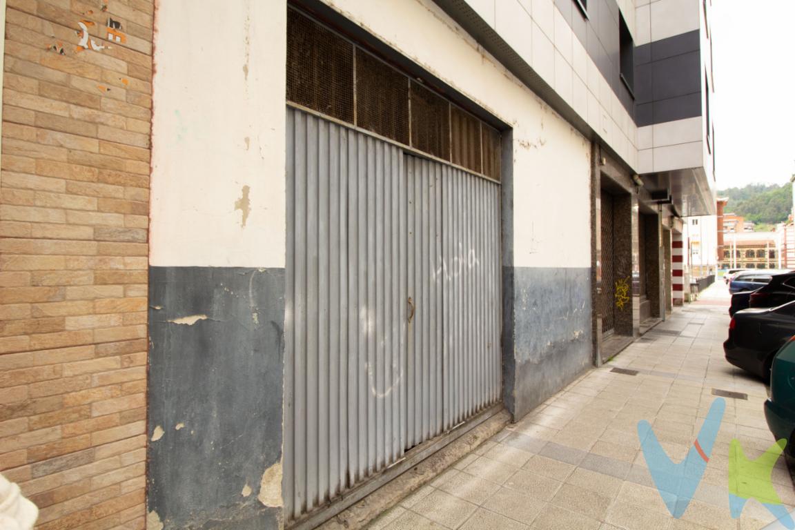 Local comercial en venta zona Mieres.Si busca una oportunidad de inversión o el lugar ideal para establecer su negocio, este local comercial en venta en Mieres es una opción a considerar. Situado en una ubicación privilegiada, este amplio local ofrece un sinfín de posibilidades para emprendedores y empresarios.Destacando por su generoso espacio, el local cuenta con 97 metros cuadrados de superficie útil. Esta amplitud es perfecta para acomodar diversas actividades comerciales, desde oficinas y despachos hasta tiendas de ropa o establecimientos de servicios. Además, al ser totalmente diáfano facilita la personalización y adaptación del espacio según las necesidades específicas de su negocio.Un factor clave para cualquier negocio es la accesibilidad, y este local no decepciona. Con una excelente conexión de transporte público, sus clientes y empleados contarán con el confort de tener una estación de tren cerca, que asegura una rápida y cómoda movilidad hacia y desde la zona. Además, las diversas líneas de autobús próximas al inmueble añaden una capa adicional de accesibilidad, facilitando la llegada de clientes potenciales desde diferentes puntos de la ciudad y alrededores.La superficie total construida del local es de 107 metros cuadrados. Este espacio adicional puede ser utilizado para almacenamiento, áreas staff, o incluso para expansión futura de su negocio. La flexibilidad que ofrece es un punto a favor que no debe pasar desapercibido.Dispone de salida de humos.Mieres es un municipio en constante crecimiento con una vibrante comunidad comercial. Este local se encuentra en una zona estratégica, lo que asegura un flujo continuo de posibles clientes. La cercanía a otros comercios y servicios de la zona crea un entorno favorable para cualquier tipo de actividad comercial, potenciando su visibilidad y atractivo.El valor del local comercial en venta en Mieres no radica solamente en sus características físicas y ubicación. La inversión en este inmueble es una apuesta por el futuro y el crecimiento de su negocio en una zona con grandes perspectivas de desarrollo.Le invitamos a explorar esta oportunidad única. Visitar este local le permitirá apreciar personalmente la amplitud del espacio y las ventajas de su inmejorable ubicación. A través de una visita, podrá No deje pasar esta excepcional oportunidad. Contacte con nosotros para concertar una visita y descubra cómo este local en Mieres puede ser el principio de una próspera etapa comercial para su negocio. ¡Esperamos su llamada! 
