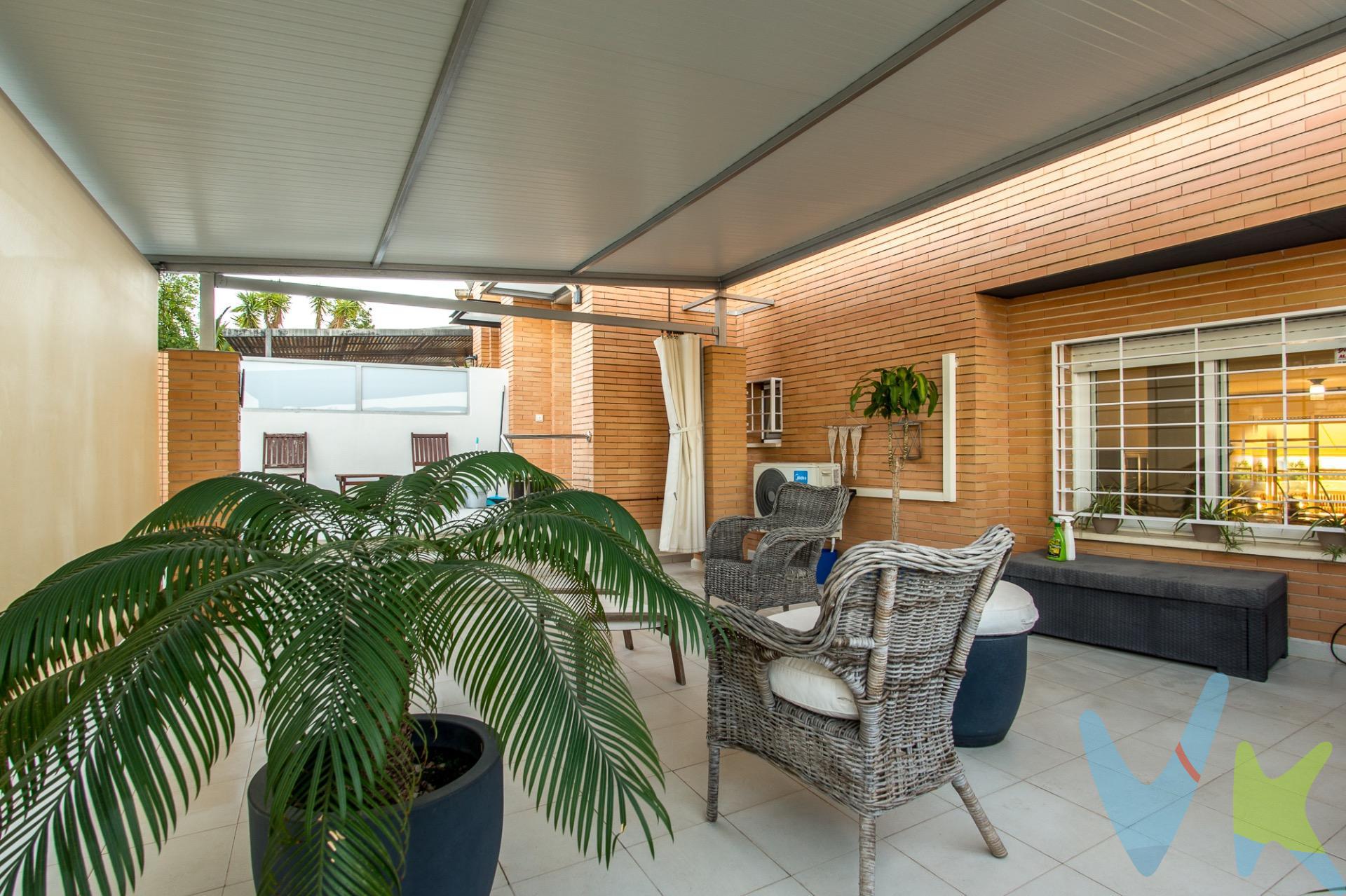 Exclusiva vivienda unifamiliar adosada en la zona más alta de Altorreal: luz, vistas panorámicas y piscina comunitaria. Ubicada en la cota más elevada de la prestigiosa Urbanización Altorreal (Molina de Segura), esta propiedad destaca por su extraordinaria luminosidad natural, sus despejadas vistas panorámicas y una conexión privilegiada con el entorno natural, situada junto a la vía verde que conecta con La Alcayna y el paraje natural de Coto Cuadros. Forma parte de una tranquila y cuidada comunidad de solo 14 vecinos, lo que garantiza privacidad y exclusividad, y cuenta con piscina comunitaria rodeada de amplias zonas verdes ideal para el descanso. La vivienda se ubica sobre una parcela individual de 329 m², reservando el espacio exterior a terraza privada, jardín y zonas de descanso al aire libre. Con una distribución inteligente en tres niveles conectados por escalera interior, ofrece 253 m² construidos (208 m² útiles) diseñados para maximizar la comodidad y la amplitud. Distribución por plantas:. * Planta Principal (Baja / Nivel de Calle):.     * Cocina reformada, moderna y funcional.     * Amplio salón-comedor con doble ventilación cruzada y abundante entrada de luz natural.     * Salida directa a una magnífica terraza principal con vistas espectaculares.     * Baño completo de cortesía. * Planta Primera (Nivel Superior):.     * 3 dormitorios espaciosos y exteriores.     * 2 baños completos (uno de ellos en suite). * Planta Semisótano (Nivel -1 aprovechado en altura):.     * Gracias al desnivel del terreno, esta planta goza de fachada completa al exterior con luz natural directa y magníficas vistas.     * 2 dormitorios adicionales (ideales también para despacho, zona de juegos o espacio para invitados).     * Zona independiente de lavadero con baño.     * Acceso directo a una segunda terraza privada exterior. Características clave:. * Superficie parcela: 329,28 m². * Superficie construida: 253,55 m² (208,65 m² útiles). * Dormitorios: 5. * Baños: 3 completos mas 1 aseo. * Espacios exteriores: 2 amplias terrazas independientes y zona privada de parcela. * Zonas comunes: Piscina comunitaria y zonas verdes en un residencial exclusivo de solo 20 vecinos. * Ubicación: Altorreal alta, máxima tranquilidad y accesibilidad directa a senderos naturales. 🔑 Comercialización en multidifusión. Por mandato expreso del propietario, este inmueble se comercializa en multiexclusiva, lo que garantiza un acceso completo a la información, un servicio profesional y una gestión ordenada, sin interferencias de terceros. Si eres agente inmobiliario y tienes un cliente interesado, estaremos encantados de colaborar. Contáctanos sin compromiso. 🤝 Una compra tranquila y bien acompañada. Al contactar directamente con nosotros, evitarás molestias innecesarias a la propiedad. Nos encargamos de toda la intermediación, facilitándote la documentación, la información necesaria y un trato cercano, claro y sin complicaciones. Te informaremos con total transparencia de todos los aspectos de la compra, incluidos gastos y honorarios de agencia para que tomes decisiones con calma y seguridad. Nuestra forma de trabajar se basa en algo muy sencillo:. Calma → la tranquilidad de comprar tu vivienda con acompañamiento profesional en todo el proceso con nosotros. ℹ️ Información legal. La descripción del inmueble y las imágenes publicadas tienen carácter meramente informativo y no contractual. El precio ha sido fijado por la propiedad y podría sufrir variaciones hasta su formalización en contrato de compraventa. 💰 Gastos de la compra. Impuestos (ITP). Con bonificación: 3 %. Sin bonificación: 7,75 %. Notaría y Registro: aprox. 1.000 €. Honorarios de agencia: 3 % + IVA, con un mínimo de 3.000 € + IVA (No incluidos en el precio de venta). 