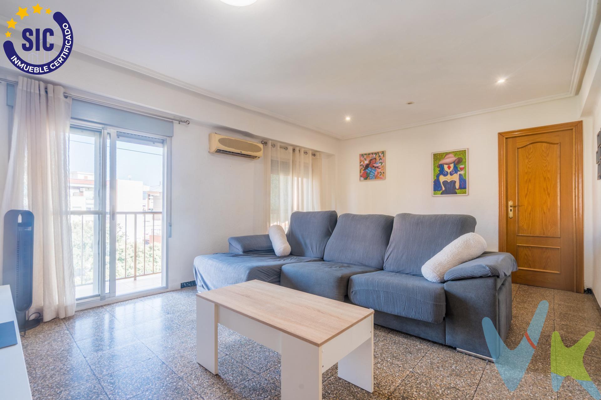 ¡Luz, vistas despejadas y excelente ubicación en Natzaret!. ¿Buscas tu primer hogar o una inversión con alta rentabilidad en Valencia?. Esta propiedad es la oportunidad perfecta. Ubicada en una de las zonas  de con mayor proyección, esta vivienda destaca por su increíble luminosidad, y su excelente conexión. Situada en una 4ª planta (sin ascensor) de un buen edificio y en buen estado de conservación, sus vistas despejadas y la luz natural que inunda cada rincón te enamorarán desde el primer momento.  Características principales:. Espacio versátil: Actualmente distribuida en 2 dormitorios, con la posibilidad real de sacar un 3er dormitorio fácilmente según tus necesidades. 1 Baño completo listo para entrar a vivir. Gran balcón exterior: Un espacio amplio ideal para  relajarse al aire libre y disfrutar de sus vistas despejadas y del sol mediterráneo. Estado: Buen estado de conservación, lista para entrar a vivir o actualizar a tu gusto. Luz natural: Orientación y altura que garantizan ventilación y máxima claridad durante todo el día. Ubicación estratégica y comunicaciones:. El barrio de Natzaret sigue consolidándose como una opción fantástica por su cercanía al mar, y muy bien conectada al centro. Conexión total: A un paso de la parada de Metro (Línea 10) que te conecta con el centro de Valencia en minutos. Autobuses: Varias líneas de EMT muy próximas a la vivienda. Servicios: comercios locales, supermercados, colegios y zonas verdes.  Ideal para inversores: Buena demanda de alquiler en la zona, baja comunidad y excelente rentabilidad.  Ideal para compradores: La oportunidad de tener tu propia vivienda a un precio competitivo sin renunciar a la luz ni al espacio.  ¡No dejes pasar esta oportunidad! Contacta para coordinar una visita. ---------------------------------------------------------------------------------------------------------------------------. Por mandato expreso del propietario, comercializamos este inmueble en exclusiva, lo que le garantiza el acceso a toda la información. Por este motivo, se ruega no molestar al propietario, a los ocupantes de la propiedad o a los vecinos. Muchas gracias por su comprensión. Si usted es agente inmobiliario y tiene un cliente para este inmueble, llámenos: estaremos encantados de colaborar.