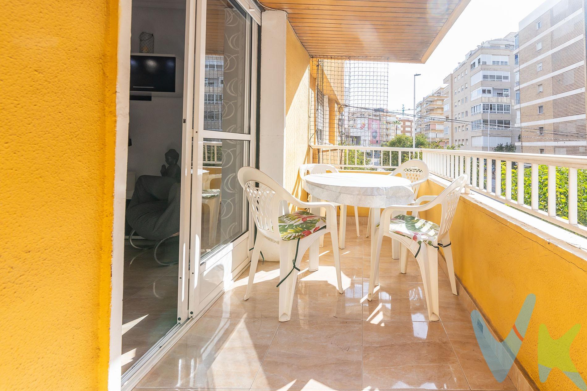 Vivir junto al mar es un sueño al alcance en esta amplia vivienda de 107 m², situada en la reconocida Avenida Doctor Gregorio Marañón, a solo unos 700m2 de la Playa del Acequión, una de las zonas más valoradas de Torrevieja. Ubicada en una primera planta con ascensor, este piso ofrece la comodidad y amplitud que buscas, tanto para disfrutar en familia como para obtener una excelente rentabilidad con alquiler vacacional, ya que cuenta con licencia turística (Airbnb) vigente. Dispone de tres dormitorios muy espaciosos, dos baños completos, una cocina independiente ideal para los que disfrutan cocinando con tranquilidad y un salón comedor luminoso con salida a balcón, perfecto para relajarse al final del día o compartir buenos momentos. La vivienda se encuentra en buen estado y lista para entrar a vivir, rodeada de todos los servicios: supermercados, restaurantes, colegios, transporte y a escasos minutos del centro de Torrevieja. Si buscas un hogar amplio cerca del mar o una inversión lista para rentar desde el primer día, esta propiedad lo tiene todo:. ✔️ Ubicación privilegiada. ✔️ Licencia Airbnb activa. ✔️ Gran superficie y distribución familiar. ✔️ Edificio con ascensor. 💙 Playa, confort y rentabilidad en un solo lugar. Ven a descubrirlo y empieza tu nueva historia en el Mediterráneo. . Por mandato expreso del propietario, comercializamos este inmueble en exclusiva, lo que le garantiza el acceso a toda la información, a un servicio de calidad, un trato fácil, sencillo y sin interferencias de terceros. Si usted es agente inmobiliario y tiene un cliente para este inmueble, llámenos estaremos encantados de colaborar. Para terminar te queremos comentar algo: ¡Descubre una aventura inmobiliaria que combina calidad, pasión y profesionalidad! La confianza que los propietarios han depositado en nosotros es un testimonio de nuestro compromiso en brindarte un servicio excepcional. Aquí viene el detalle especial: al contactarnos directamente, evitarás molestarlos, nosotros seremos tus intermediarios y te proporcionaremos toda la asistencia necesaria. Estamos aquí para facilitarte la documentación e información que requieras, y te prometemos un trato cálido y sin complicaciones. Te informaremos detalladamente de todos los aspectos, incluyendo gastos de la compra y honorarios de agencia que no están incluidos en el precio, para garantizar tu comodidad y tranquilidad durante todo el proceso. Esa es nuestra esencia, proporcionarte. Calma: “Estado ideal de tranquilidad que tendrás al comprar tu casa con nosotros”. Queremos que sepas que tanto la descripción del inmueble como las imágenes que ves son valiosas referencias informativas, en ningún caso tienen carácter contractual. Asimismo, el precio ha sido designado por la propiedad por lo que podría sufrir variaciones y no sería vinculante hasta que se formalice en contrato de compraventa. * ¡Oye, agente inmobiliario! Si estás leyendo este texto y te gusta, te desafiamos a ser creativo y sorprendernos con una adaptación original. ¡Nada de copiar y pegar, queremos ver tu ingenio en acción! Así que prepárate para darle un toque único y cautivador a estas palabras. Estamos ansiosos por ver cómo le das vida a este mensaje con tu propia magia inmobiliaria. ¡Adelante, demuéstranos de qué eres capaz!. 