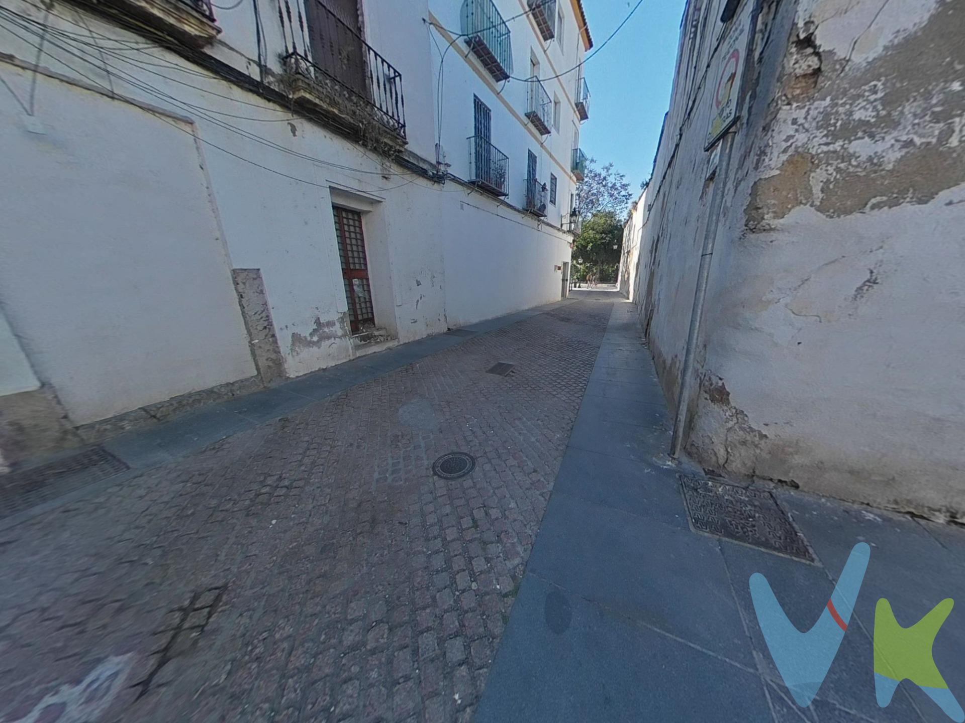 ¿Cansado de dar vueltas por el casco histórico? Se vende plaza de garaje junto a la Ribera, en plena calle Badanas. Comodidad total: Plaza de fácil acceso y maniobra. Extra de almacenamiento: Incluye trastero independiente en la misma finca, ideal para bicicletas, maletas o desahogo de la vivienda. Ubicación imbatible: A un paso de la ribera del Guadalquivir, perfecta tanto para residentes como para trabajadores de la zona. No pierdas más tiempo buscando sitio. ¡Ven a verla y aparca a la primera!. Cláusula de Transparencia y Desglose de Gastos (Ley 10/2025).  PRECIO DE VENTA + GASTOS.  En cumplimiento de las obligaciones de información previstas en la Ley 10/2025, de 28 de diciembre, de servicios de atención a la clientela y transparencia, así como en la normativa sectorial vigente, se hace constar que el precio indicado no incluye los gastos e impuestos inherentes a la adquisición, los cuales se desglosan a continuación:.  * Honorarios Agencia del comprador: 2.000 € más el 21% de IVA.  * Impuesto sobre Transmisiones Patrimoniales (ITP): Se aplicará el tipo impositivo vigente en la Comunidad Autónoma de Andalucía (generalmente el 7%, sin perjuicio de tipos reducidos del 3,5%, 1,2% o 1% aplicables según las circunstancias personales del comprador o las características del inmueble). El impuesto se devenga sobre el Valor de Referencia de Catastro o el precio de venta, aquel que resulte superior.  * Gastos de Notaría: Los honorarios notariales se calcularán conforme al arancel oficial regulado en el Anexo I, del Real Decreto 1426/1989, de 17 de noviembre, por el que se aprueba el arancel Notarial.  * Gastos de Registro: La inscripción en el Registro de la Propiedad se facturará según el arancel oficial establecido en el ANEXO I, del Real Decreto 1427/1989, de 17 de noviembre, por el que se aprueba el arancel Notarial.  * Gastos de Gestión (Gestoría): Los honorarios por la tramitación administrativa, liquidación de impuestos e inscripción registral ascienden a [600 aprox.] € (IVA incluido). * Para cumplir con la normativa vigente tenemos a disposición del cliente la Ficha de segundas y ulteriores transmisiones de inmuebles. El precio anunciado no tiene caducidad, pero puede sufrir alteraciones sin previo aviso.  Para una información exhaustiva sobre el funcionamiento, tipos impositivos y bonificaciones del ITP en Andalucía, puede visitar la página: https://www.juntadeandalucia.es/organismos/economiahaciendayfondoseuropeos/areas/tributos-juego/tributos/paginas/impuestos-cedidos-transmisiones.html. 