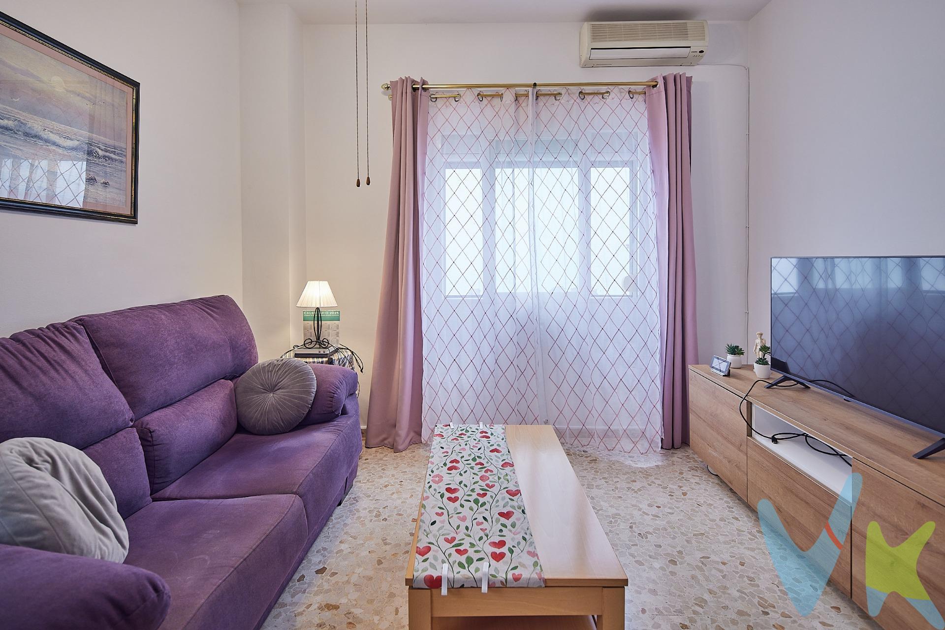 Descubre este acogedor apartamento de un dormitorio situado en pleno centro histórico de Cádiz. Ideal para quienes buscan tranquilidad sin renunciar a la cercanía con las principales atracciones turísticas y comerciales de la ciudad, se encuentra a solo cinco minutos caminando de la hermosa playa de La Caleta y del Mercado Central. Este inmueble, ubicado en un edificio que presenta un estado impecable, cuenta con una distribución funcional: salón luminoso con aire acondicionado por split, dormitorio de matrimonio, cocina independiente y cuarto de baño. Cada estancia está dotada con ventanas hacia los patios interiores que aseguran óptima ventilación e iluminación natural durante todo el día. Además, su precio es altamente competitivo dentro del mercado actual inmobiliario local. * Gastos, Impuestos y Honorarios de la Agencia no incluidos en el precio. . *Si estás interesado en esta vivienda pero tienes que vender, contacta con nosotros, te ayudamos a encontrar comprador para tu vivienda. Periodo de validez de la publicación 15/02/2026