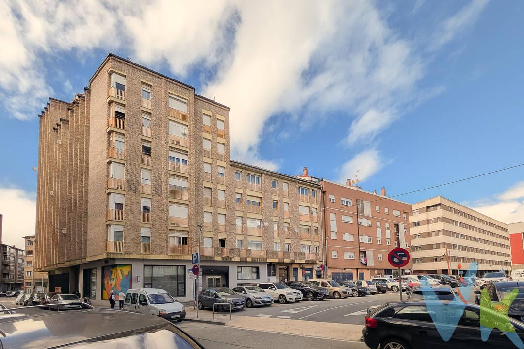 Descubre esta fantástica vivienda en pleno centro de Burlada, totalmente reformada y lista para entrar a vivir. La propiedad cuenta con 2 acogedores dormitorios, un amplio y luminoso salón, cocina funcional y baño completo, todo pensado para ofrecer comodidad y bienestar desde el primer día.
Destaca especialmente por su excelente luminosidad, gracias a su privilegiada orientación y ubicación, que inunda cada estancia de luz natural.
Situada en una zona inmejorable, con todos los servicios, comercios y dotaciones a pie de calle, lo que facilita el día a día sin necesidad de desplazamientos.
Además, está perfectamente comunicada mediante transporte urbano con el centro de Pamplona y el resto de la ciudad, convirtiéndola en una opción ideal tanto para vivir como para invertir.
Además cuenta con la posibilidad de adquirir como opcional una plaza de parking en un garaje muy cercano al edificio. No lo dude y acuda a visitarla.