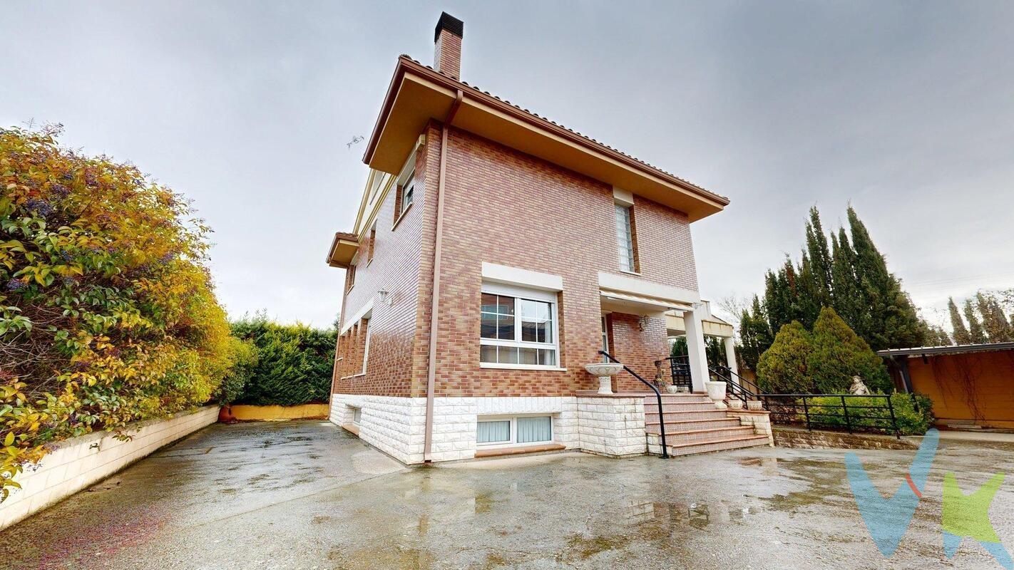 <B>CALATAYUD - URB. VALDEARENAS</B>: Precioso chalet de 3 alturas más sótano de 373 metros construidos con jardín de 1800 metros en urbanización privada. . Planta baja: amplia cocina, con encimeras de granito, salón, baño, 1 habitación y armario empotrado. Tiene salida a una terraza cubierta de 55 m2. Planta primera: amplia habitación principal con baño completo y vestidor. 2 habitaciones espaciosas y otro baño con cabina de sauna/ hidromasaje. Tiene salida a otra terraza exterior de 40 m2. Planta segunda: estudio de 40 m2. Planta sótano (con ventanas exteriores): amplia bodega con chimenea y totalmente equipada. 2 habitaciones, cuarto técnico de calderas y trastero. Tiene acceso a garaje para 2 coches, con puerta automática de mando a distancia. Calefacción de gasoil, aire acondicionado con bomba de calor/frío. Alarma,. La parcela dispone de puerta automática para vehículos, barbacoa exterior con fregadera, aparcamiento cubierto para 2 vehículos, amplio espacio para tendedero, jardineras perimetrales con valla y arbustos, con agua de riego de pozo comunitario y jardines interiores. Urbanización de chalets cerrada con calles, piscina, cancha de tenis/baloncesto, barbacoa,. centro social con baños y ducha, futbolín, hogar de leña, mesas y sillas, frigorífico …. Urbanización con agua y saneamiento de la red de Calatayud; además dispone de agua de. pozo para riego en todas las parcelas. PRECIO NEGOCIABLE. El precio no incluye impuestos, gastos de notaría, registro ni honorarios de intermediación. Este anuncio tiene carácter informativo y no es contractual. Puede estar sujeto a errores o modificaciones.