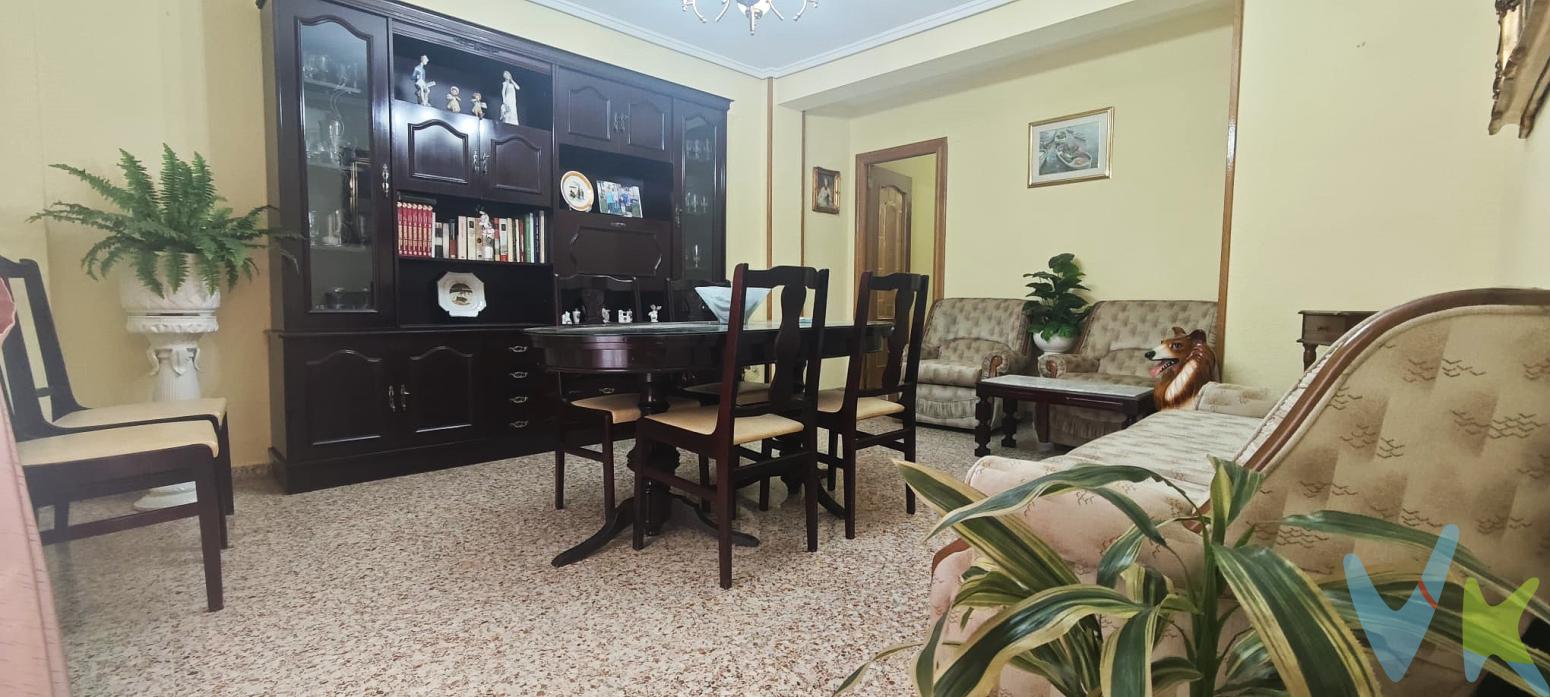  PRIMER GRUPO VIVENDIA presentamos un espacioso y luminoso piso ubicado en la codiciada zona de El Alborgí. Esta maravillosa propiedad, perfecta para toda la familia, ofrece 108 metros construidos y 98 metros útiles, garantizando espacio y confort en cada rincón.Situado en la tercera planta de un edificio bien conservado desde su construcción en 1976, el piso cuenta con un práctico ascensor que facilita el acceso. Al entrar, te recibirán cuatro amplias habitaciones que se adaptan a diversas necesidades, desde dormitorios hasta oficinas o espacios para el ocio. Dos de ellas son exteriores, lo que proporciona abundante luz natural durante todo el día.Este acogedor hogar incluye un aseo funcional y bien iluminado. Un salón se convierte en el punto de encuentro perfecto para reuniones familiares o con amigos. Este espacio exterior privado es el lugar ideal para disfrutar de una agradable tarde al aire libre, sin salir de casa.Para mayor comodidad y organización, la propiedad dispone de un útil trastero, donde podrás guardar todo aquello que necesites de manera organizada y accesible. En cuanto a servicios y conexiones, la ubicación de este piso es inmejorable. Con una parada de metro y de bus a escasos minutos caminando, tendrás a tu alcance una excelente conexión con el centro de Valencia y otras áreas de interés, lo que facilita la vida diaria y los desplazamientos.El barrio de El Alborxí es conocido por su tranquilidad y su ambiente familiar, rodeado de parques, colegios y todo tipo de servicios que harán tu rutina más sencilla y llevadera. Restaurantes, farmacias, tiendas y supermercados están a tu disposición, brindándote todo lo necesario sin tener que alejarte del vecindario.La distribución del inmueble ha sido diseñada para maximizar el aprovechamiento del espacio y ofrecer una vida cómoda y agradable. La orientación del piso asegura una ventilación excelente, manteniendo el hogar fresco y confortable incluso en los meses más cálidos del año.Si buscas una propiedad que combine amplitud, excelente ubicación y calidad de vida en una de las áreas más apreciadas de Paterna, no debes dejar pasar la oportunidad de visitar este piso. Es una inversión segura en una zona con alta demanda, ideal tanto para familias que buscan establecerse como para aquellos que deseen invertir en una propiedad con gran potencial de revalorización.La oferta de este piso es una joya en el mercado. No dejes escapar esta oportunidad única y ven a conocerlo. Te invitamos a agendar una visita y descubrir por ti mismo todo lo que este hogar tiene para ofrecerte. Seguro que cumplirá con todas tus expectativas y más. Estos beneficios no duran mucho en el mercado, así que actúa rápido y asegura tu futuro hogar hoy mismo. Esperamos tu llamada para organizar una visita a esta estupenda propiedad.El precio no incluye gastos de notaría, gestoría y registro de la propiedad, que se concretarán según su arancel profesional; los impuestos aplicables, a determinar según su normativa específica; los gastos de financiación, en su caso; ni los gastos de agencia inmobiliaria en las condiciones que se pacten con ésta.La venta de esta propiedad se gestiona mediante contrato de MULTIEXCLUSIVA, donde más de 400 agencias colaboradoras tienen la ventaja de poder ofrecer a sus potenciales arrendatarios esta vivienda, lo que le garantiza un servicio de calidad, un trato fácil, sencillo y sin interferencias de terceros. Por este motivo, se ruega no molestar al propietario, a los ocupantes de la propiedad, a los vecinos o conserjes del edificio o urbanización si los hubiera.   
