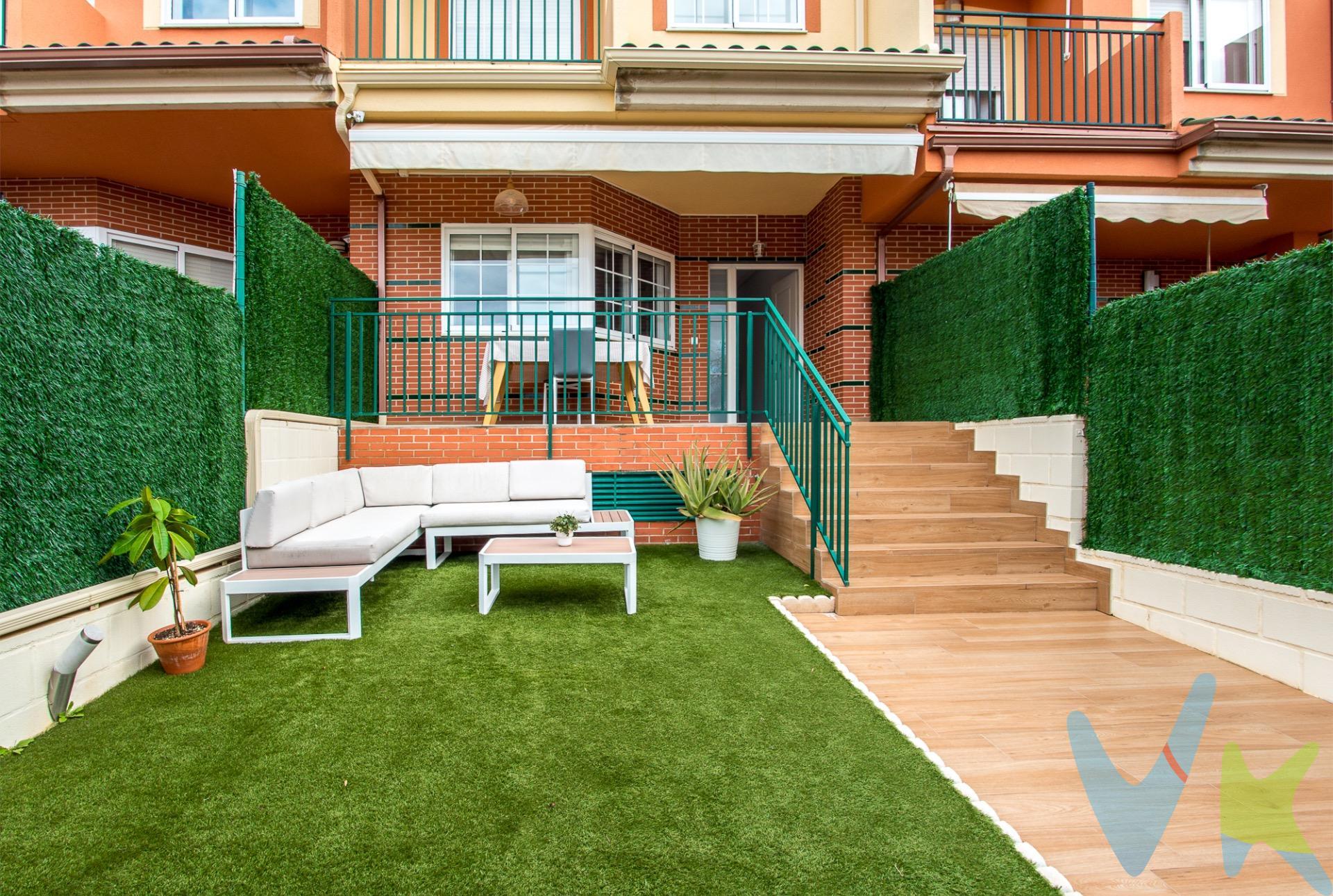 Crea el hogar que siempre has soñado en este adosado reformado en residencial con calle privada en Altorreal es para quien busca tranquilidad, comodidad y vida de urbanización sin renunciar a los servicios del día a día. Un hogar práctico, bien distribuido y listo para entrar a vivir. En la planta baja, la entrada te conduce a un salón acogedor, ideal para el día a día, un pasillo que organiza la vivienda, un baño completo, un dormitorio muy versátil (despacho, habitación de invitados o cuarto de juegos) y una cocina reformada con salida directa al patio, el verdadero corazón de la casa cuando llega el buen tiempo. Un espacio al aire libre perfecto para desayunos tranquilos, tardes con amigos o una zona chill out sencilla de mantener. En la primera planta se concentran los momentos de descanso: tres dormitorios, uno de ellos con baño en suite para mayor intimidad, y un segundo baño que da servicio al resto de habitaciones. Una planta pensada para que cada miembro de la familia tenga su espacio. En el sótano, el garaje con acceso comunitario facilita el día a día: llegar, aparcar y entrar directamente en casa, con espacio extra de almacenaje para bicis, maletas o material deportivo. La urbanización cuenta con piscina comunitaria, un plus que marca la diferencia en los meses de verano y permite disfrutar del entorno sin preocuparse del mantenimiento de una piscina privada. Ideal para familias, parejas o como segunda residencia en una de las zonas más demandadas de Altorreal. 🔑 Comercialización en multidifusión. Por mandato expreso del propietario, este inmueble se comercializa en multiexclusiva, lo que garantiza un acceso completo a la información, un servicio profesional y una gestión ordenada, sin interferencias de terceros. Si eres agente inmobiliario y tienes un cliente interesado, estaremos encantados de colaborar. Contáctanos sin compromiso. 🤝 Una compra tranquila y bien acompañada. Al contactar directamente con nosotros, evitarás molestias innecesarias a la propiedad. Nos encargamos de toda la intermediación, facilitándote la documentación, la información necesaria y un trato cercano, claro y sin complicaciones. Te informaremos con total transparencia de todos los aspectos de la compra, incluidos gastos y honorarios de agencia para que tomes decisiones con calma y seguridad. Nuestra forma de trabajar se basa en algo muy sencillo:. Calma → la tranquilidad de comprar tu vivienda con acompañamiento profesional en todo el proceso con nosotros. ℹ️ Información legal. La descripción del inmueble y las imágenes publicadas tienen carácter meramente informativo y no contractual. El precio ha sido fijado por la propiedad y podría sufrir variaciones hasta su formalización en contrato de compraventa. 💰 Gastos de la compra. Impuestos (ITP). Con bonificación: 3 %. Sin bonificación: 7,75 %. Notaría y Registro: aprox. 1.000 €. Honorarios de agencia: 3 % + IVA, con un mínimo de 3.000 € + IVA (No incluidos en el precio de venta). 