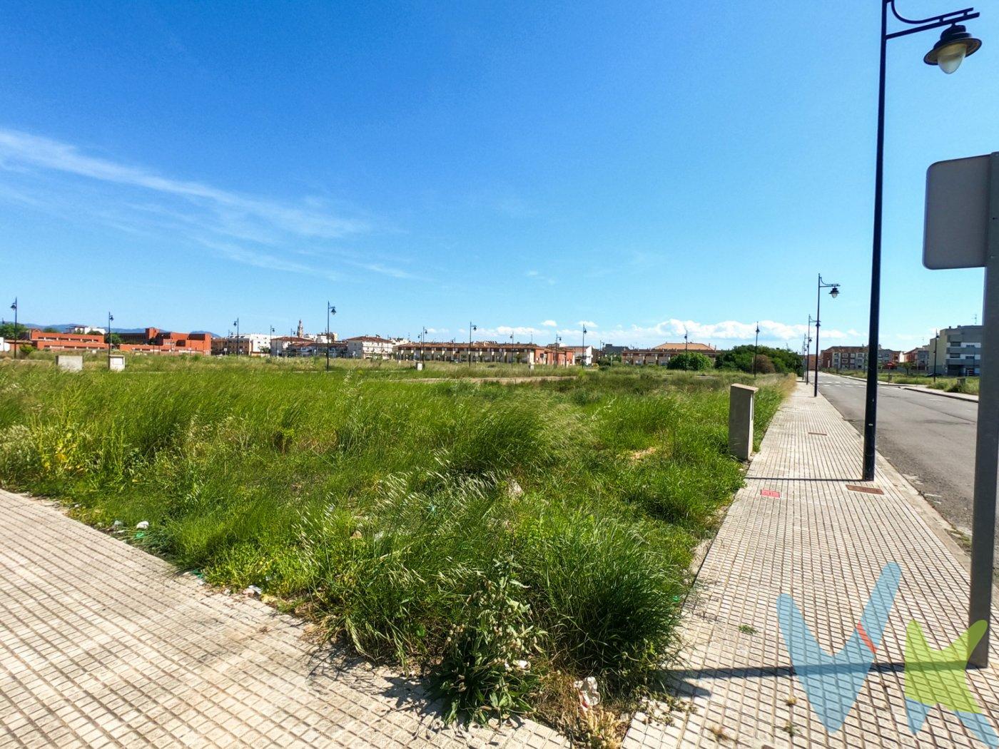 ¡No dejes pasar esta oportunidad! Disponemos de un solar en La Pobla Llarga, ubicado en la calle de La Mar (La Closa), ideal para la construcción de viviendas unifamiliares. Se encuentra en una zona de expansión con viviendas nuevas, frente a una tranquila área verde y en proximidad al instituto de secundaria. El solar tiene una superficie de 1.154 m2 y puede ser susceptible de división para la venta individual de parcelas, siempre y cuando la porción resultante cumpla con los requisitos para nuevas edificaciones. Esta es una excelente oportunidad para familias que deseen construir su hogar personalizado a medida. También es ideal para arquitectos y constructores que busquen ofrecer viviendas de calidad y diseño en la zona a un precio asequible. Aprovecha esta ocasión única y ponte en contacto con nosotros para obtener más información y concertar una visita. Recuerda que la descripción del inmueble e imágenes tienen un carácter meramente informativo y no tienen carácter contractual, pudiendo ser modificados por la inmobiliaria comercializadora sin implicar responsabilidad alguna frente a terceros. Además, el precio de venta al público de esta propiedad no incluye los gastos de adquisición, como los honorarios notariales, registrales, de gestión, entre otros. ¡No dudes en contactarnos para obtener todos los detalles!