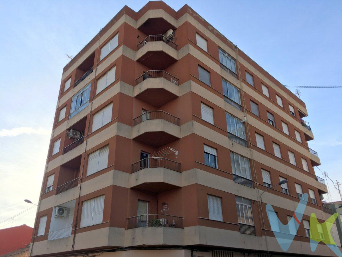 Descubre este encantador piso ubicado en la tranquila localidad de Alginet, donde encontrarás un hogar perfecto para disfrutar con tu familia. Con una superficie construida de 92 m², esta propiedad se presenta en buen estado y cuenta con orientación norte, lo que permite el ingreso natural de luz durante todo el día. El inmueble dispone de tres habitaciones; una doble ideal como suite principal y dos sencillas perfectas para niños o visitas. Además, contarás con un baño completo bien distribuido que asegura confort a todos los residentes, y también un aparato split de pared y pre-instalación de radiadores de calor. Entre sus extras destaca el parking privado, una gran ventaja considerando las comodidades actuales, y unas maravillosas vistas despejadas desde su balcón. La cercanía al metro facilita desplazamientos hacia Valencia u otras localidades adyacentes, mientras que las zonas infantiles cercanas hacen el entorno adecuado para familias jóvenes. No lo pienses más, solicita visitar el inmueble y descubrirás la vivienda que se adapta a tu estilo de vida.