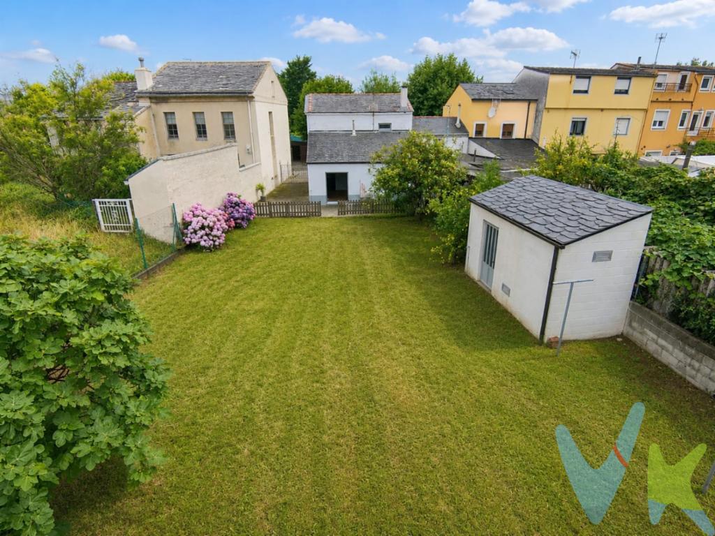 En la pintoresca y demandada población de Ribadeo, ponemos esta casa pareada de 80 m2 útiles con finca de 1020 m2, a tan solo un km del Puerto y a 10 minutos caminando del Ayuntamiento. La casa está en perfecto estado para entrar a vivir, ya que se ha hecho una reforma de toda la planta baja recientemente, donde dispone de una amplia cocina-comedor con despensa, un baño y un gran salón de casi 30 m2, desde donde se accede a la parcela de 1020 m2 completamente llana y cerrada.En la parte de arriba dispone de 2 dormitorios y otro baño completo con ventana.La casa dispone de calefacción de pellets y todas las ventanas son de PVC. La portería está cambiada y tiene suelos de cerámica y tarima.Además tienes una práctica caseta de aperos en la parcela donde poder almacenar aperos para el cuidado de la finca, material de verano, etc.Honorarios de intermediación inmobiliaria a cargo del vendedor y honorarios de mediación inmobiliaria del 2%más IVA, con un mínimo de 2.000 euros mas IVA a cargo del comprador.Gastos e impuestos no incluidos en el precio. A título orientativo, en segundas transmisiones, el comprador abonará el Impuesto sobre Transmisiones Patrimoniales (ITP). Para consultar los porcentajes del ITP en Asturias puede hacerlo a través de la web oficial de servicios tributarios del Principado de Asturias https://sede.tributasenasturias.es/sites/sede/default/es_ES/Que-quieres-hacer/Transmisiones-Patrimoniales-y-AJD. La base imponible será el mayor valor entre precio de compraventa, tasación o valor de referencia catastral. Gastos de notaría y registro según aranceles variables según precio, número de copias y complejidad.El comprador escoge libremente notario. El vendedor asume la plusvalía y el resto de gastos son del comprador. Si se precisa hipoteca: Tasación, condiciones y costes bancarios según entidad elegida por el comprador; así como los gastos de gestoría y cualesquiera otros inherentes a la formalización de la compraventa. De acuerdo con la ley, no se incluyen en el precio otros gastos o tributos que legalmente correspondan al comprador.El consumidor tiene derecho, conforme a la normativa vigente, a disponer de información y documentación adicional relativa al inmueble y condiciones de la compraventa, accesible en la sede física de la inmobiliaria o de correo electrónico. La agencia actúa exclusivamente como intermediaria en la operación. Cualquier compraventa y sus condiciones quedan sujetas en todo caso a la aceptación expresa del vendedor del inmueble y a la posterior formalización del correspondiente contrato. El presente anuncio tiene carácter meramente informativo; la información suministrada se corresponde con la disponible a la fecha de publicación, pudiendo variar en función de las circunstancias o actualizaciones legales, contractuales y fiscales.   