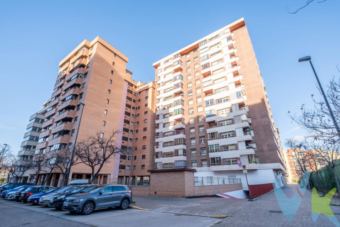 ¿Buscas un hogar donde la luz sea la protagonista y el espacio no sea un problema?. Ubicado  en Duquesa Villahermosa, una de las zonas más consolidadas y queridas de la ciudad,  se encuentra este piso que lo tiene todo para convertirse en el proyecto de tu vida. Situado en una planta alta de un edificio señorial con dos ascensores, aquí el ruido desaparece para dar paso a la tranquilidad y al sol de tarde que inunda cada estancia. Lo que hace especial a esta vivienda:. Espacios que respiran: Originalmente de 4 dormitorios, la vivienda se transformó para crear una espectacular cocina-comedor con galería. Es el corazón de la casa, ideal para desayunos tranquilos o cenas interminables con amigos. Luz a raudales: Al ser una planta alta y exterior, disfrutarás de una luminosidad envidiable durante todo el día. Tu refugio exterior: El salón cuenta con una terraza privada, el rincón perfecto para tus plantas, un café al aire libre o simplemente ver atardecer. Distribución inteligente: 3 dormitorios amplios, destacando la suite principal con su propio baño incorporado para mayor privacidad. En total, la vivienda cuenta con 2 baños completos. Comodidad total: Olvídate de dar vueltas buscando aparcamiento; la finca incluye plaza de garaje con acceso directo. Un lienzo en blanco con un potencial increíble. Aunque la vivienda requiere alguna actualización, su estructura y distribución son impecables. Es la oportunidad perfecta para diseñar los acabados a tu gusto y revalorizar tu inversión desde el primer día en una ubicación donde siempre hay demanda. Vive donde todo sucede: Con colegios, parques, servicios y una conexión excelente con el centro, vivir en Duquesa Villahermosa es apostar por la calidad de vida. ¿Vienes a ver tu futuro hogar? Contacta ahora para concertar una visita. ***** Precio y Gastos:. En el precio de venta publicado no se incluyen los impuestos legalmente establecidos ni gastos derivados de la compraventa y de la inscripción del inmueble (I.T.P., Notaría y Registro de la Propiedad), 