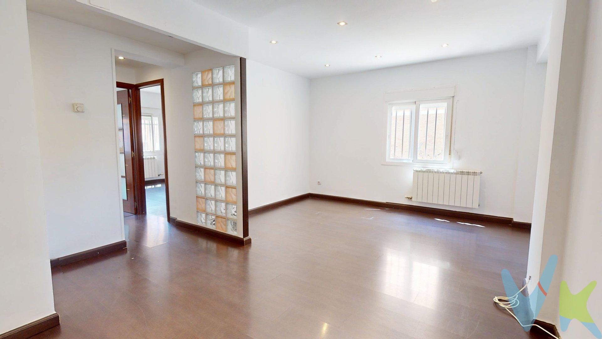Se vende estupendo piso en una de las zonas más tranquilas y demandadas del barrio del Arrabal, a un paso del Parque del Tío Jorge. Ideal tanto para vivir como para invertir. La vivienda cuenta con 58 m² útiles, distribuidos de forma muy funcional:. Salón amplio y luminoso con dos orientaciones. Cocina en buen estado y bien aprovechada. 2 dormitorios dobles: uno principal con espacio para armario empotrado y otro ideal como habitación infantil, de invitados o despacho. Baño completo con plato de ducha. El piso se encuentra en buen estado, salvo pequeñas actualizaciones a realizar. Entre sus calidades destacan:. Calefacción individual a gas. Ventanas de aluminio lacado. Puerta de entrada blindada. Suelos de tarima y gres. Puertas de madera en tono oscuro. Ubicado en una calle muy tranquila, con excelente comunicación por transporte público, zonas verdes, colegios, comercios y todos los servicios al alcance. ✅ Llámanos y agenda tu visita. ¡Una oportunidad única en el Arrabal!. 