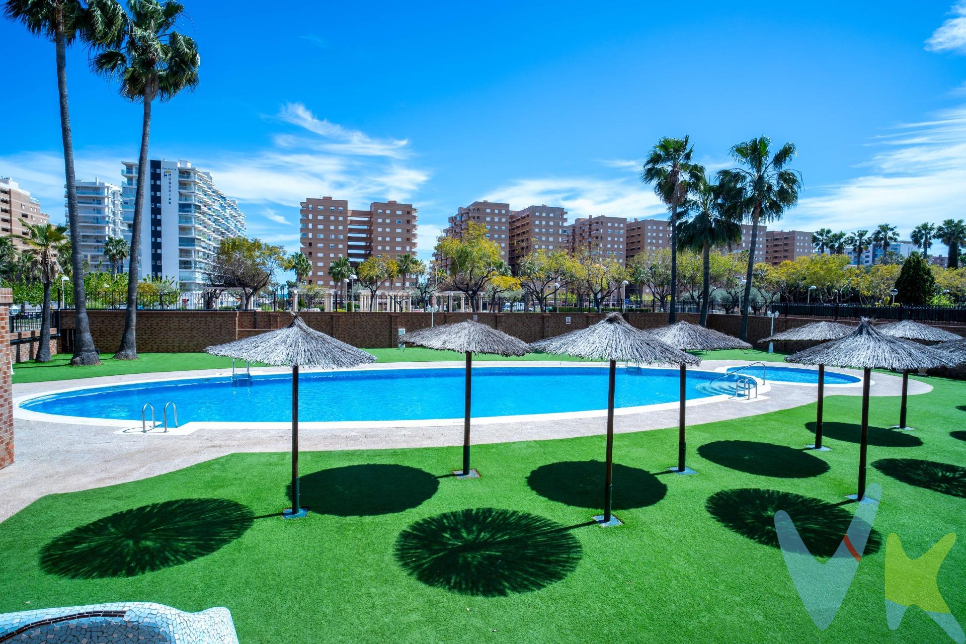 Disfruta de la vida en la playa en esta moderna vivienda en la emblemática zona de Magic World, con decoración actual y espacios luminosos,. Consta de dos habitaciones con armarios empotrados, un baño completo, cocina totalmente equipada y salón comedor con salida a la terraza y con vistas despejadas y mar de fondo. Dispone de una cómoda y práctica plaza de parking y trastero. El residencial cuenta con piscina, zona infantil y zona aparca bicis. ¡ ubicación ideal! muy cerca de supermercados para que tus vacaciones sean aún más cómodas. ¿te gustaría saber saber? pues pídenos una visita y no dejes que te lo contemos, ven a verlo. . A pie de playa, Magic World (antiguo Marina D´Or) – Ciudad de Vacaciones, y dentro sus 500.000 metros cuadrados de zonas verdes y ajardinadas, ofrece 24.000 metros cuadrados de césped natural en primera línea, ideales para tus vacaciones con niños y una alternativa perfecta al resto de playas de arena del complejo. Esta zona verde, está equipada con kioscos de playa, zona náutica y jardines, hacen las delicias de niños y mayores. Las playas Morro de Gos y Amplàries, conforman la línea de costa de Marina d'Or Ciudad de Vacaciones y están equipadas, en la época estival, de puesto de Cruz Roja y categoría de playa accesible. Su calidad de servicios queda certificada con la ISO 14001 y Q de Qualitur. Los metros útiles son aproximados. Este inmueble es en exclusiva, con lo que le facilitamos cualquier información sobre la vivienda. Por este motivo, solicitamos no molesten al propietario, ocupantes de la propiedad, vecinos o conserje de la comunidad. . Muchas gracias por su comprensión. El precio indicado puede sufrir variaciones. En todos los casos los precios expuestos son más impuestos y gastos derivados de la transmisión del inmueble. 