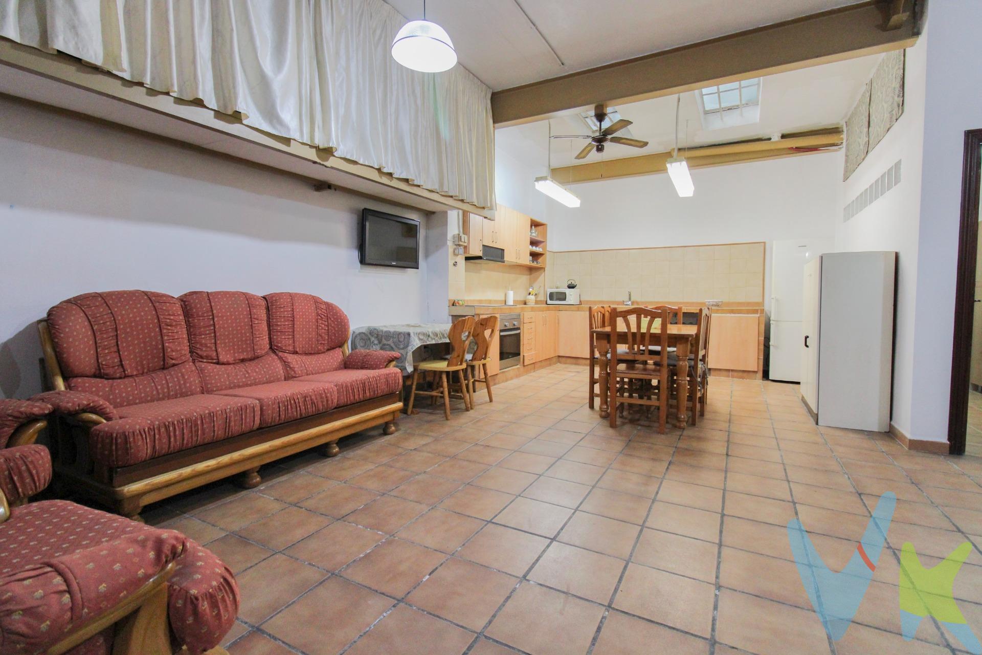 Te presentamos esta magnífica casa de pueblo situada en el barrio de Hostalets, una de las zonas más céntricas y demandadas de Puçol, con todos los servicios a un paso. La vivienda cuenta con 4 habitaciones dobles, todas ellas equipadas con armarios empotrados, así como aire acondicionado y calefacción por split para garantizar el máximo confort durante todo el año. Dispone de 3 baños completos, uno de ellos ubicado en la zona de garaje, aportando un extra de comodidad y funcionalidad. El inmueble ofrece un salón de gran capacidad, ideal para reuniones familiares y momentos de descanso, con un espacio amplio y luminoso que se adapta perfectamente a diferentes ambientes. En la segunda planta, dentro de la zona de noche, encontramos una zona de balcón acristalada, que aporta luz natural y crea un espacio versátil, perfecto como rincón de lectura, despacho, zona de juegos o área de relax, aprovechable durante todo el año. Uno de los grandes atractivos de esta propiedad es su amplia zona polifuncional, donde podrás aparcar hasta tres vehículos y, además, disfrutar de una cocina adicional, un espacio ideal para reuniones con amigos, celebraciones o momentos de ocio, junto con una gran capacidad de almacenaje. La casa dispone de dos balcones, que aportan luminosidad y ventilación natural, y una agradable terraza con salida directa desde la cocina, perfecta para disfrutar del aire libre, comidas al exterior o momentos de relax. Una vivienda espaciosa, versátil y con múltiples posibilidades, ideal para familias que buscan comodidad, amplitud y una ubicación privilegiada en una de las zonas más céntricas de Puçol. Por mandato expreso del propietario, comercializamos este inmueble en exclusiva, lo que le garantiza el acceso a toda la información, a un servicio de calidad, un trato fácil, sencillo y sin interferencias de terceros. Por este motivo, se ruega no molestar al propietario o a los vecinos. Muchas gracias por su comprensión. Si usted es agente inmobiliario y tiene un cliente para este inmueble, llámenos: estaremos encantados de colaborar. El precio ofertado no incluye los gastos de la compraventa, impuestos, ni honorarios de la agencia inmobiliaria. El anuncio no tiene carácter vinculante y puede contener algún error. Si estás interesado en realizar una visita no dudes en ponerte en contacto con nosotros, estaremos encantados de atenderte!. 