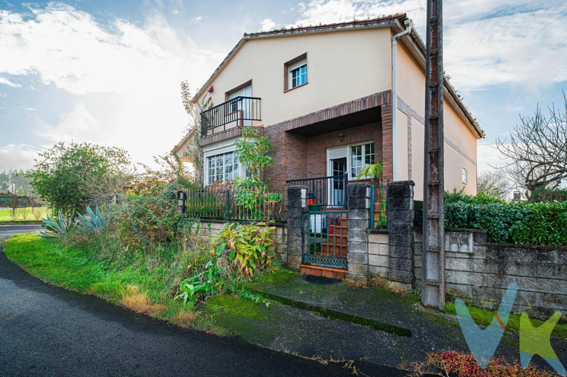 En el corazón de Ribadumia, en pleno entorno del Salnés, se ubica esta vivienda unifamiliar de dos plantas concebida para quienes buscan un refugio donde desconectar, disfrutar del paisaje y vivir con calma, sin renunciar a la comodidad ni a los servicios cercanos. Su localización permite combinar la tranquilidad del entorno rural con la proximidad a la costa, bodegas, rutas naturales y enclaves únicos de las Rías Baixas. La vivienda ofrece una distribución amplia y muy versátil, con cuatro habitaciones, tres baños completos, dos salones diferenciados que invitan tanto al descanso como a la reunión, y un despacho independiente, perfecto para esos momentos de inspiración o para mantener una rutina flexible durante las estancias prolongadas. La gran cocina, pensada para los amantes de la gastronomía, se convierte en un espacio donde compartir largas sobremesas, recetas y experiencias en un ambiente acogedor y funcional. El exterior es uno de los grandes protagonistas: un amplio jardín privado que invita a disfrutar del aire libre, del clima y de la calma del entorno, ideal para comidas al sol, tardes de lectura o encuentros con familia y amigos. El parking para dos vehículos aporta comodidad y facilita la movilidad para quienes desean utilizar la vivienda como punto de partida para explorar la comarca y la costa gallega. Para comprender todo lo que esta vivienda transmite, es imprescindible recorrerla y sentirla en primera persona: solicita tu visita y descubre el lugar donde tus escapadas pueden convertirse en momentos inolvidables.