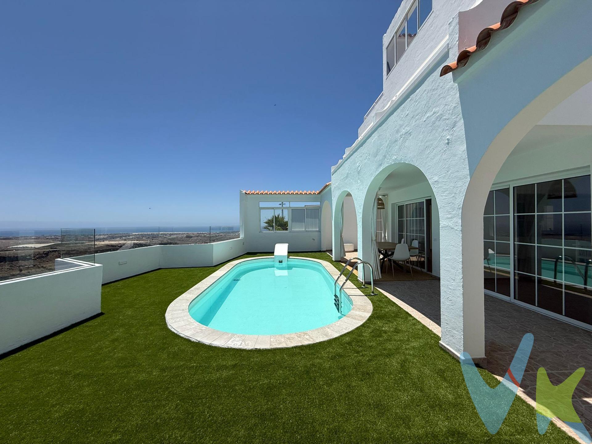Chalet pareado con piscina privada en Montaña la Data:. Montaña la Data se está volviendo cada vez más popular a la hora de elegir una propiedad. Enclavada en un paisaje natural, esta privilegiada ubicación combina tranquilidad y privacidad con la proximidad a destinos turísticos como Playa del Inglés, Maspalomas y Meloneras, con sus paseos marítimos, el mar y las playas. La posición elevada garantiza vistas despejadas de las montañas canarias,  del océano azul en el horizonte y, a solo 10 minutos en coche del centro comercial El Tablero. Le ofrecemos la oportunidad de adquirir un inmueble en esta ubicación de ensueño. Imagina vivir en una casa que se adapta a tu estilo de vida, donde la independencia y la comodidad van de la mano. Esta exclusiva propiedad adosada de dos alturas ofrece la posibilidad de ser una gran casa familiar o dividirse en dos viviendas independientes, convirtiéndose en una excelente inversión. Diseñada para integrarse con la orografía del terreno, su distribución en diferentes niveles permite aprovechar al máximo la luz natural y las impresionantes vistas panorámicas. Desde cualquier rincón, los atardeceres pintan el horizonte con colores únicos. La comodidad es una prioridad: cuenta con un ascensor desde el garaje, facilitando el acceso a todas las plantas sin esfuerzo. Espacios amplios y luminosos garantizan un ambiente acogedor y funcional, ideal para quienes buscan privacidad sin renunciar a la amplitud. Ya sea para vivir con independencia, compartir con la familia o aprovechar su versatilidad como inversión, esta propiedad es una oportunidad única. ¡Ven a descubrirla y deja que sus vistas y posibilidades te conquisten!.  El plano publicado debe ser considerado como croquis orientativo, no como reflejo exacto de la realidad física del inmueble, pudiendo existir inexactitud en el trazado del plano y en las medidas. El precio no incluye impuestos y gastos de la compraventa: Impuesto de Transmisiones Patrimoniales (6,5%), honorarios de Notario, Registro de la Propiedad y gestoría. La oferta se sujeta a errores, cambios de precio, omisión y/o retirada del mercado sin aviso previo.