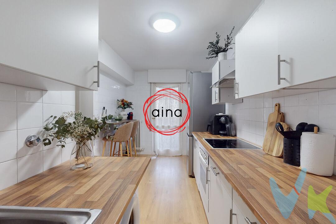 ¡EN VENTA PISO DE 3 DORMITORIOS, 1 BAÑO Y PLAZA DE GARAJE EN LA PRIMERA PLAZA DE SANTA CRUZ! ¡NO INCLUYE DERRAMA APROBADA PARA VENTILACIÓN DE FACHADA Y CAMBIO DE VENTANAS! 
Se vende amplio y luminoso piso en esquina, situado en la tercera altura del portal de la primera plaza de Santa Cruz de Ardoi, en Zizur Mayor. Ubicado en una zona tranquila, bien comunicada y rodeada de todos los servicios necesarios para el día a día: comercios, transporte público, zonas verdes y centros educativos. Una vivienda ideal tanto para familias como para quienes buscan un hogar cómodo y bien distribuido.
La vivienda cuenta con 88 m² construidos y 85 m² útiles, aprovechados de manera muy funcional. Al entrar, nos recibe un salón en esquina de 19,15 m², muy luminoso y con vistas despejadas que aportan amplitud y sensación de bienestar. La cocina independiente, de 10,50 m², está equipada y cuenta con una práctica despensa que añade espacio de almacenaje, haciendo que la zona de trabajo sea cómoda y funcional.
El piso dispone de tres dormitorios, todos con armarios empotrados, lo que garantiza espacio de almacenamiento y una distribución equilibrada: el dormitorio principal tiene 12,15 m², el segundo dormitorio 12,10 m² y el tercero 8,95 m², pudiendo adaptarse como habitaciones, despacho o zona de invitados según las necesidades.
El baño está equipado con un plato de ducha con hidromasaje, moderno y funcional, que aporta confort y bienestar.
La calefacción central y el agua caliente central con contador individual garantizan un confort estable durante todo el año y un control eficiente del consumo.
Incluye además una plaza de garaje en semisótano, que aporta comodidad y seguridad, un valor añadido muy apreciable en la zona.
El edificio tiene pendiente una derrama para la rehabilitación de la fachada y el cambio de ventanas, cuyo coste correrá íntegramente a cargo del comprador, por lo que el precio de venta no incluye estas mejoras.
Se trata de una vivienda muy cuidada, lista para entrar a vivir, con una distribución práctica y excelente luminosidad, ideal para quienes buscan calidad de vida en una de las zonas más demandadas de Zizur Mayor.
INFORMACIÓN LEGAL A TENER EN CUENTA:
ℹ️ Los datos y superficies indicados son aproximados y tienen carácter meramente informativo, sin valor contractual.
El precio de venta no incluye impuestos ni gastos derivados de la transmisión. La compra conlleva impuestos y gastos de formalización para el comprador:

Impuesto I.T.P. (Impuesto de Transmisiones Patrimoniales 6% (Consultar condiciones concretas según circunstancias personales o régimen fiscal aplicable) 
Gastos de Notaría y Registro aproximadamente 1,5%, 
Gastos financieros si se contrata hipoteca.

Los honorarios de intermediación inmobiliaria corren a cargo del vendedor 
¡NO COBRAMOS HONORARIOS AL COMPRADOR!