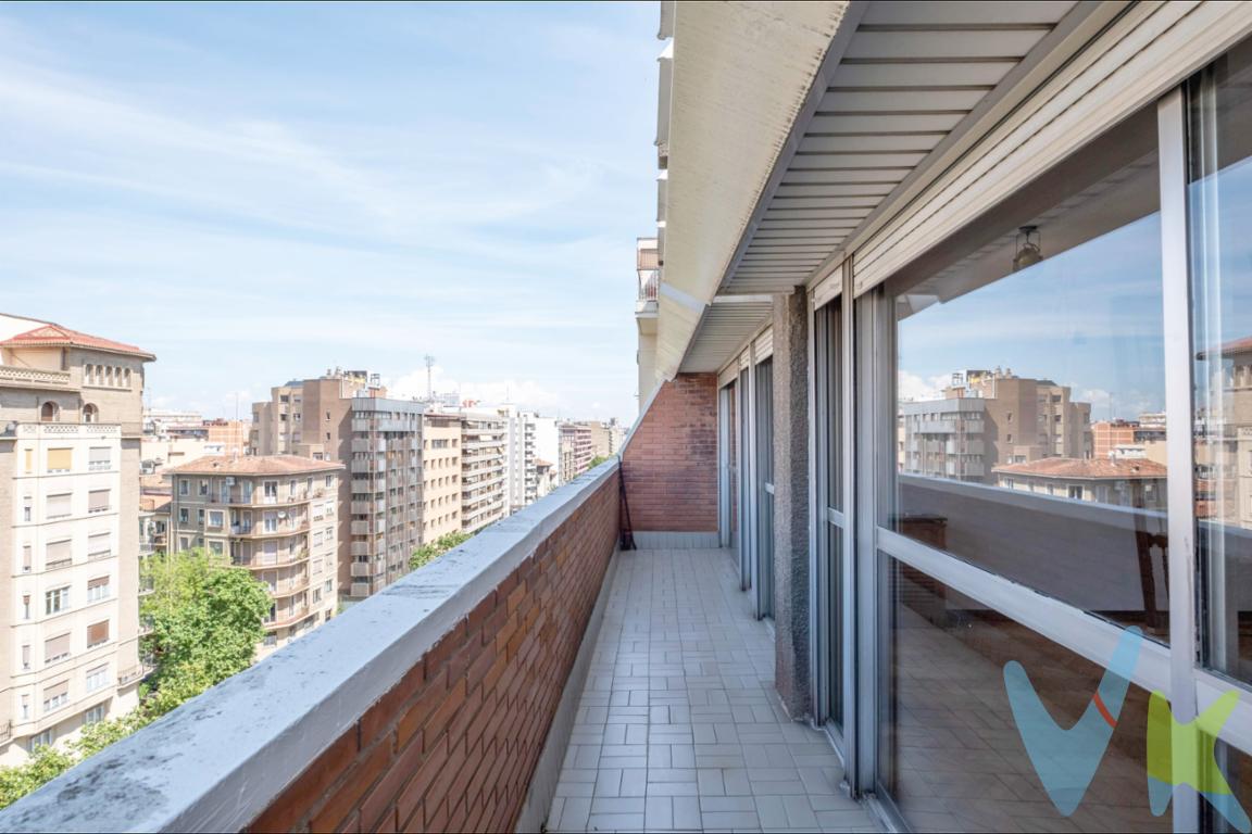En Ps. Sagasta. Imagina llegar a casa y sentir que cada detalle refleja tu estilo. En una de las direcciones más codiciadas de Zaragoza, te ofrecemos esta vivienda exclusiva para actualizar y convertirla en tu oasis personal. Un entorno de privilegio. Finca representativa con portería, solárium comunitario y 4 ascensores, uno de ellos con acceso directo al rellano de tu piso. Terraza corrida con vistas al emblemático Paseo de Sagasta, el escenario perfecto para tus desayunos al sol o tus veladas bajo las estrellas. Dos entradas, infinitas posibilidades. Acceso principal: amplio salón luminoso con chimenea de mármol y salida a la terraza. Entrada de servicio: conecta con la cocina equipada y su galería de tendedero, y da paso a la habitación de servicio con baño completo y vistas al Huerto de las Monjas. Espacios para tu vida:. ✨3 dormitorios exteriores, incluyendo el principal con baño en suite. ✨2 baños adicionales para invitados y zona de descanso. ✨ Planta casi cuadrada, ideal para redistribuir y adaptar a tu manera. Confort y comodidad:. ✨Aire acondicionado por conductos y calefacción central con contador individual. ✨Suelo de parquet en espiga en las estancias nobles, para un toque de elegancia atemporal. Lo práctico hecho lujo:. 1 plaza de garaje  y trastero incluidos. 2ª plaza opcional. Aquí no solo compras metros, compras ubicación, exclusividad y potencial para diseñar la casa de tus sueños. 📞 Llámanos y descubre cómo convertir este lienzo en tu hogar perfecto. . . . . 