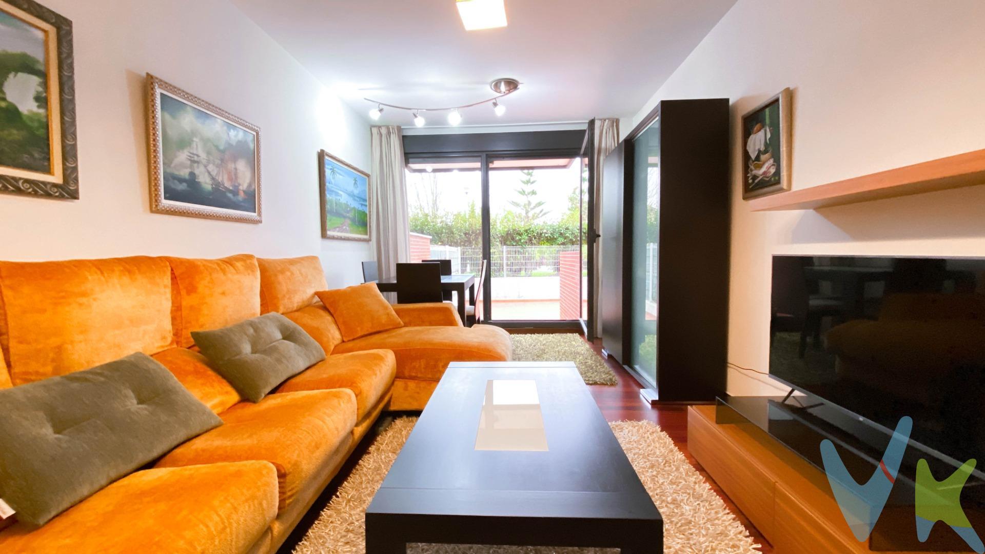 Descubre este estupendo bajo con jardín en Soto de la Marina, junto a Santander, dentro de una urbanización tranquila y con todos los servicios al alcance. supermercados, farmacia, instalaciones deportivas y parada de autobús municipal de Santander y de Bezana a pocos pasos. Playas de la Virgen del Mar y San Juan de La Canal apenas a 5 min en coche, y las Playas del Sardinero a menos de 10 min 🌊. Con una superficie construida de 81 m² y útil de 72 m². La propiedad cuenta con dos amplios dormitorios con armarios empotrados, además, incluye un baño completo equipado con bañera y zona separa de wc. Disfruta también de una cocina amplia equipada con modernos electrodomésticos, incluyendo horno y microondas, que conecta con una zona de lavadora y acceso al jardín. El espacioso salón-comedor está adornado por un elegante sofá chaise-longue que conecta directamente a tu jardín privado: un espacio verde donde podrás disfrutar del aire libre rodeado en el césped bien cuidado.. ¡perfecto para tus momentos familiares! . Además cuenta con un generoso garaje y un amplio trastero con estanterías y gran almacenamiento. No pierdas esta oportunidad única; ven a visitarlo. ¡Contáctanos y agenda tu visita!. TRANSPARENCIA GESTIÓN INMOBILIARIA:. - Sujeto a decisión última del cliente propietario. - Al precio se añadirán Impuestos, gastos de Notaría, registro y honorarios. - Consultar resto de condiciones. 