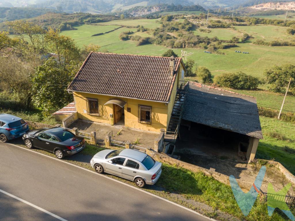 Os presentamos una oportunidad única en Las Marinas, parroquia de Biedes, concejo de Las Regueras!Se trata de una acogedora casa de pueblo enclavada en una parcela de 2.800 m2 que combina el encanto antiguo con amplias posibilidades de personalización, perfecta para quienes buscan crear su propio hogar o tener una segunda residencia vacacional. La vivienda, construida en el año 1952, se mantiene en buen estado y ofrece un total de 112 metros cuadrados construidos, distribuidos en dos plantas, siendo la planta de acceso principal la acondicionada como vivienda, distribuida en dos habitaciones, sala de estar, amplia cocina y baño completo con ducha. Tanto las ventanas de pvc con climalit, como la caldera de gasoil son nuevas.La planta baja, haciendo mención especial que se encuentra a pie de finca, ofrece la posibilidad de ser reformada y con ello ampliar la vivienda que existe en la actualidad.Además cuenta con un porche anexo para coches y dispone de un bajo cubierta que hace funciones de trastero.Ubicada en un entorno tranquilo, esta propiedad representa una gran oportunidad ya que la normativa urbanística existente permite una edificabilidad del 30% con un máximo de 300 m2 y dos alturas, brindando la posibilidad de ampliarla y adaptarla completamente a tus necesidades.  La ubicación de esta vivienda permite disfrutar de la naturaleza sin renunciar a la proximidad de todos los servicios, Se encuentra a unos 12 minutos tanto de Posada de Llanera como de Oviedo y con la ventaja que dispone de parada de bus a tan sólo unos 50 metros de la misma, lo que permite desplazarte con transporte urbano sin necesidad de vehículo propio.Todo ello, junto con su precio realmente competitivo,  hace de este inmueble, una inversión atractiva y segura!No dejes escapar la oportunidad y contáctanos si deseas más información o concertar una visita!!!.PRECIO DE VENTA SIN GASTOS NI IMPUESTOS INCLUIDOS: El precio de venta no incluye gastos de notaría, registro de la propiedad, gestoría, ni el Impuesto de Transmisiones Patrimoniales (ITP) o el IVA/AJD. HONORARIOS: El precio de venta no incluye los honorarios que se devengan a cargo del cliente comprador por la prestación de servicios de asesoramiento y gestión. El importe asciende al 2%, con un minimo de 2.000 EUR, del Precio de Venta (IVA no incluido). Dichos honorarios deberán ser abonados a la firma de la escritura pública. 