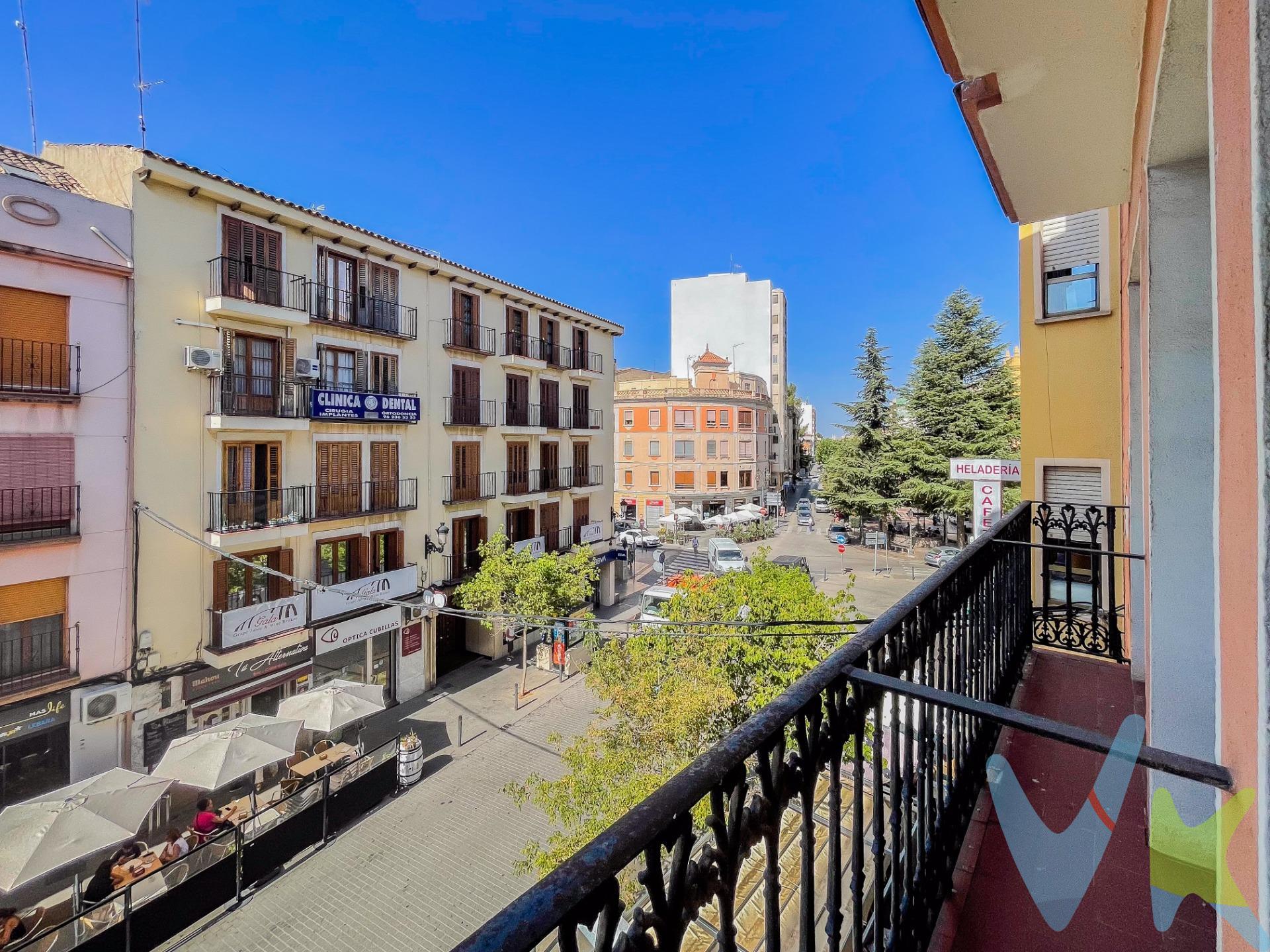 Imagina despertar cada día en un hogar lleno de luz, con el encanto de lo histórico y la comodidad de lo moderno, justo en el centro de esta hermosa ciudad. Te presentamos un espectacular dúplex en la Plaza El Portal, justo encima de la icónica Perfumería Druni, un lugar lleno de vida y tradición en Requena. En la primera planta, sentirás la amplitud y calidez de un gran salón-comedor con un balcón que te invita a disfrutar de la vida que pasa por la calle, como en una película. Aquí, las tardes serán mágicas mientras ves a la gente ir y venir. La cocina es el corazón de la casa, con espacio de sobra para inspirar deliciosas comidas, y al lado un lavadero amplio que te hará la vida más fácil. Además, tendrás cinco habitaciones para llenar de risas y sueños, y dos terrazas donde podrás respirar aire fresco y sentir el latido de la ciudad. Pero lo mejor está por llegar…. En la planta superior, encontrarás un espacio abierto, lleno de posibilidades. Imagina compartir cenas con amigos junto a una chimenea acogedora, con una cocina americana que te permite estar siempre en el centro de la conversación. Todo diseñado para crear recuerdos inolvidables. Y si buscas un rincón de paz, dos grandes terrazas interiores te ofrecen la intimidad que necesitas, mientras que otro balcón te conecta con el exterior. Todo esto con una entrada discreta por una calle tranquila, para que llegues a tu hogar como quien guarda un secreto. Una Ubicación Perfecta para Disfrutar la Vida. Aquí, estarás rodeado de tiendas, mercados, restaurantes y todo lo que hace especial a Requena. ¡No necesitarás ir más lejos! Todo lo que necesitas está a tu alrededor. Este no es solo un dúplex; es el lugar donde comenzarás una nueva historia, llena de momentos especiales. . ¿Te imaginas aquí? ¡Ven a verlo!. Este dúplex tiene alma, y estamos seguros de que cuando lo conozcas, sentirás que es para ti. Llámanos y agenda una visita. ¡Queremos que descubras tu futuro hogar en el centro de Requena!. La descripción del presente inmueble e imágenes tienen mero carácter informativo y en ningún caso carácter contractual, pudiendo ser modificados por la inmobiliaria comercializadora sin que ello implique responsabilidad alguna frente a terceros. En el precio de venta a público, esta propiedad NO incluye los gastos de adquisición (Notario, registro, gestión, honorarios, etc…). 