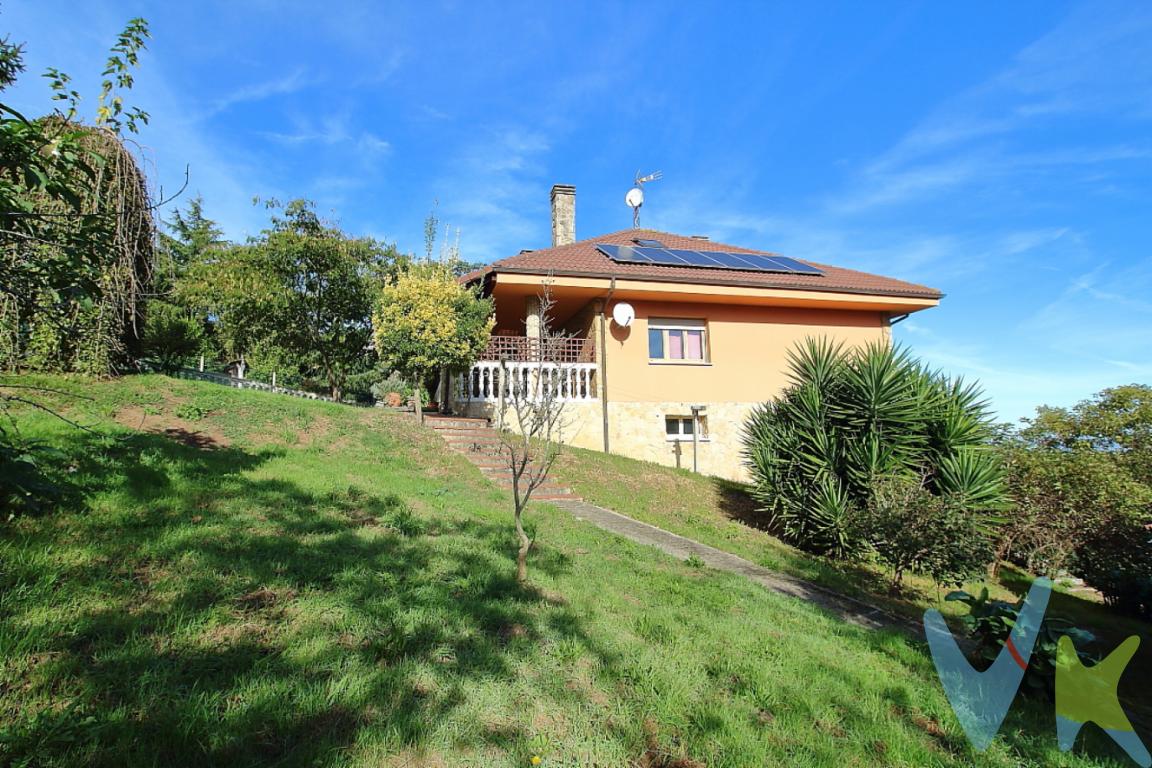 Certificacion Energetica ADescubra su próximo hogar, diseñado para su tranquilidad.Para quienes comprenden que una vivienda es, ante todo, una decisión de inversión y un proyecto de vida, les presentamos esta excepcional propiedad.Construida en 2005 con unos estándares de calidad perceptibles, esta residencia va más allá de lo convencional, integrando el máximo certificado de eficiencia energética (A) como pilar fundamental de su valor.    La Calificación A: Un Argumento Racional para el Confort y el Ahorro:    Más que una etiqueta, es la garantía de un funcionamiento óptimo que se traduce en beneficios tangibles:    Sostenibilidad Financiera: Una gestión energética eficiente se materializa en un drástico redimensionamiento de los gastos habituales en calefacción y electricidad, optimizando su presupuesto familiar a largo plazo.    Excelencia en el Confort Habitacional: Disfrute de una temperatura homogénea y un bienestar térmico durante todo el año, fruto de un aislamiento de alta calidad que elimina puentes térmicos y corrientes de aire.    Compromiso con el Medio Ambiente: Esta vivienda representa una elección consciente, al minimizar su impacto ambiental y reducir sustancialmente su huella de carbono.    Activo de Futuro: En un mercado cada vez más sensibilizado, esta calificación no solo preserva, sino que potencia el valor del inmueble de cara a una eventual revalorización.   Una Distribución Inteligente para un Estilo de Vida Concreto:    Dirigida a quienes priorizan el espacio, la luz y la funcionalidad, la propiedad ofrece:    Cuatro Habitaciones de Generosas Proporciones, donde la luminosidad natural es una característica arquitectónica principal, creando ambientes serenos y acogedores.    Una Parcela Cerrada: Su Jardín Privado. Este espacio seguro y discreto se convierte en una extensión de la vivienda, un ámbito perfecto para el ocio, la lectura o el juego de los más pequeños en total tranquilidad.Plaza de Garaje Integral, que resuelve con comodidad el aparcamiento y ofrece una solución adicional para el almacenamiento.   Ubicación Estratégica: en un entorno consolidado y bien comunicado.    Esta propiedad ha sido concebida para quienes aprecian los detalles, la calidad de los acabados y una distribución que prioriza la utilidad del espacio sin sacrificar el diseño.    Le invitamos a realizar una visita pausada para comprobar, in situ, cómo esta residencia puede convertirse en el escenario perfecto para su próxima etapa. Una oportunidad para invertir en calidad de vida en uno de los entornos más demandados de Gijón.Contamos con más de 35 años de experiencia acreditada y nuestro objetivo es garantizarle un servicio de compra humano, ético, de calidad, fácil y seguro. Nuestro equipo lo integran agentes con la titulación AIR (Agente Inmobiliario Registrado), somos CRS (Council of Residential Specialist) y API. (Agente de la Propiedad Inmobiliaria Colegiado nº248). Contamos con un seguro de Caución que nos permite garantizar el depósito de las cantidades entregadas por nuestros clientes.Te ayudamos con la financiación con las mejores condiciones hipotecarias hasta el 100%.Consulte en nuestras reseñas de Google lo que opinan los clientes que ya han trabajado con nosotros.Contacta hoy mismo para concertar una visita. No dejes pasar esta oportunidad de adquirir el hogar de tus sueños en una de las ciudades más atractivas y pujantes del norte de España. Estamos convencidos de que te encantará. ¡Esperamos verte pronto!EL PRECIO NO INCLUYE IMPUESTO DE TRASMISIONES PATRIMONIALES, NOTARIA Y REGISTRO.