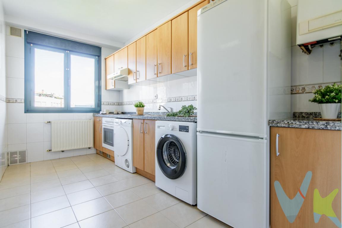 ​Piso en venta exterior, plaza de garaje y trastero, zona Huca Oviedo.​¿Buscas un hogar luminoso, listo para entrar a vivir y en una ubicación estratégica? Este fantástico piso situado en la Plaza Puerta de Europa (Oviedo) es la oportunidad que estabas esperando.  ​La vivienda destaca por ser exterior y hacer esquina, lo que garantiza una entrada de luz natural envidiable durante todo el día.Se distribuye en ​2 amplios dormitorios el principal con armario empotrado. 2 Baños completos (uno de ellos tipo suite en el dormitorio principal).  ​Salón-comedor independiente, espacioso y muy acogedor. ​Cocina independiente totalmente equipada con electrodomésticos (horno, campana, combi, lavadora, secadora).  ​  ​Construido en 2004, el piso se encuentra en excelente estado de conservación. ​Ventanas de PVC con Climalit para un aislamiento térmico y acústico perfecto. Suelos de parquet en estancias principales y gres cerámico en cocina y baños.  ​Calefacción individual de Gas Natural.​Puerta blindada para tu total seguridad. Extras que marcan la diferencia plaza de garaje y trastero incluidos en el precio.Vistas despejadas a la montaña y a la ciudad.  ​  ​Edificio con 2 ascensores y videoportero. Comunidad económica: solo 65,72 EUR/mes.  ​Muy buena ubicación, vivirás rodeado de todas las comodidades, excelentes comunicaciones (paradas de bus y tren muy próximas), zonas ajardinadas y todos los servicios necesarios para el día a día a un paso de tu puerta.A tan solo 5 minutos caminando del HUCA (Hospital Universitario Central de Asturias). A10 minutos en coche de Oviedo. 20 minutos en coche de Gijón y 25 de Avilés.​¡No pierdas la oportunidad de visitarlo! Contacta ahora para más información.PRECIO DE VENTA SIN GASTOS NI IMPUESTOS INCLUIDOS: El precio de venta no incluye gastos de notaría, registro de la propiedad, gestoría, ni el Impuesto de Transmisiones Patrimoniales (ITP) o el IVA/AJD. 