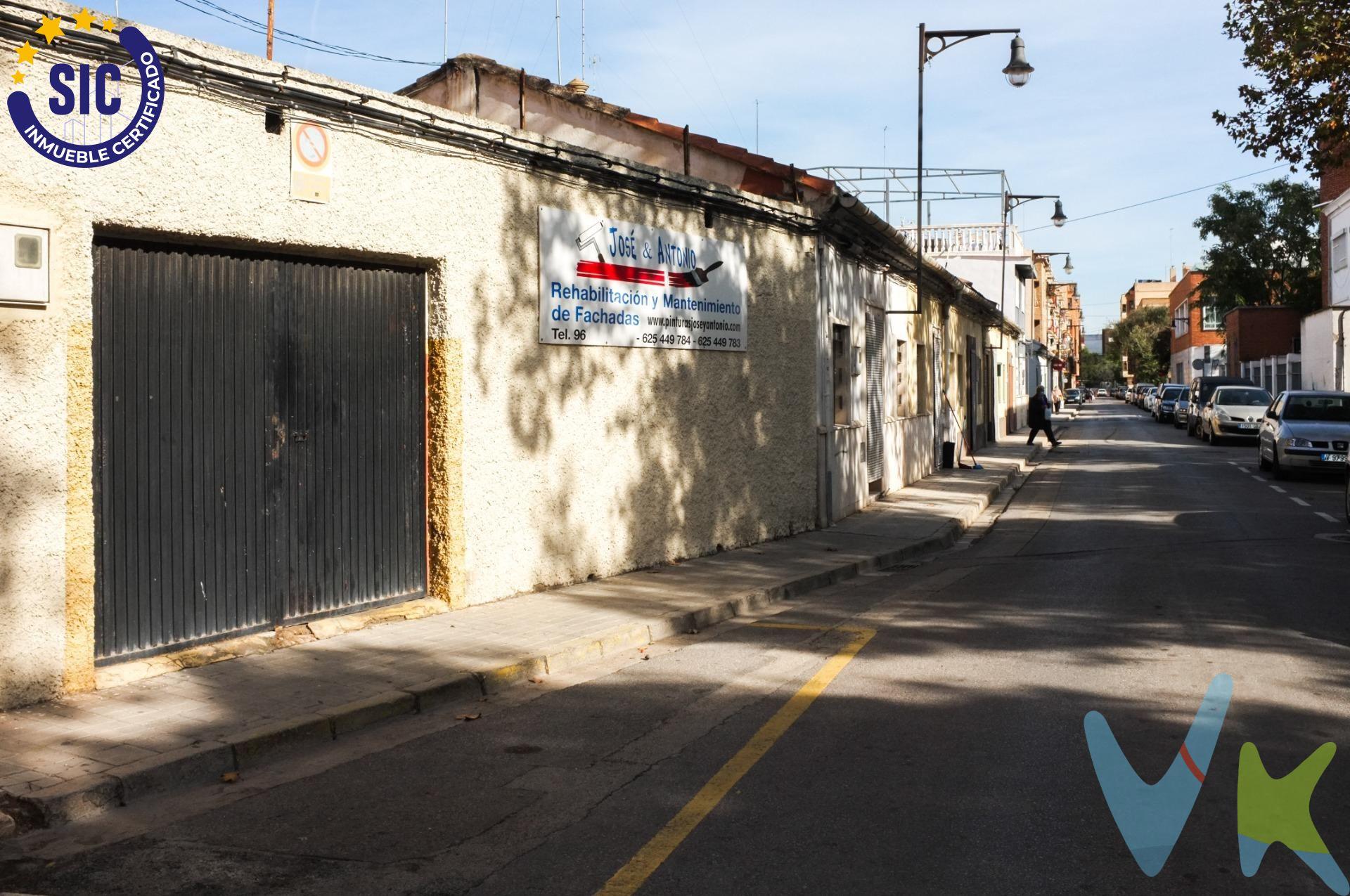 Ahora tienes la oportunidad de hacerlo en esta magnífica planta baja edificable, ideal para una vivienda unifamiliar adosada de una planta baja y dos alturas. Está rodeada de parques, supermercados y colegios, lo que garantiza comodidad y calidad de vida. Con una superficie de 176 metros cuadrados, esta propiedad cuenta con entradas a dos calles y vado en vigor en ambas puertas, lo que proporciona flexibilidad para su uso como parking, almacén, o cualquier otro propósito que desees. Ubicada muy cerca de Valencia, ofrece fácil acceso a la V30 y la A3, facilitando tus desplazamientos. ¡No pierdas esta oportunidad única! Ven a verlo y empieza a imaginar tu nuevo hogar. La descripción del presente inmueble e imágenes tienen mero carácter informativo y en ningún caso carácter contractual, pudiendo ser modificados por la inmobiliaria comercializadora sin que ello implique responsabilidad alguna frente a terceros. En el precio de venta a público, esta propiedad NO incluye los gastos de adquisición (Notario, registro, gestión, honorarios, etc…). 