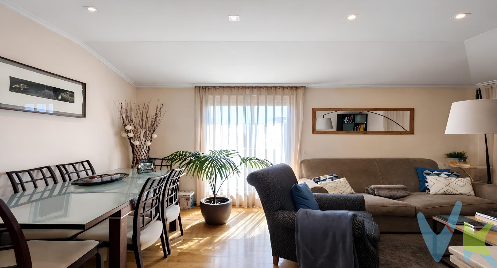Exclusivo ático en una de las zonas residenciales más consolidadas y demandadas de Las Rozas. Una vivienda que combina privacidad, tranquilidad, amplitud y calidad de vida, a pocos minutos de Madrid. Ubicado en una urbanización cerrada con vigilancia, rodeada de zonas verdes y perfectamente cuidadas, con piscina, pistas de pádel y tenis y excelentes zonas comunes. La vivienda destaca por sus dos terrazas y su distribución cómoda y luminosa. Cuenta con:. Amplio hall de entrada con armario empotrado. Cocina independiente con despensa y ventanas Velux. Salón-comedor con chimenea y salida a una agradable terraza perimetral. Dormitorio principal con baño en suite y salida a terraza privada. Segundo dormitorio de gran tamaño. Segundo baño completo. Suelos de parquet, pintura lisa y carpintería interior de madera. Calefacción y Aire acondicionado centralizado. Plaza de garaje y amplio trastero incluidos. Una ubicación especialmente atractiva para quienes buscan vivir cerca de Madrid sin renunciar a la tranquilidad. Calles residenciales, limpias y arboladas, zonas verdes y un entorno seguro y cuidado. Excelente comunicación mediante A-6, M-50, autobuses interurbanos y Cercanías desde Pinar de Las Rozas, además de una completa oferta de colegios, comercios, restauración y ocio. Las Rozas Village, Heron City y otros grandes servicios se encuentran a pocos minutos. Una vivienda para disfrutar del espacio, las terrazas y la tranquilidad de una urbanización exclusiva, con Madrid muy cerca. **Este anuncio no es vinculante y puede contener errores. Se muestra a título informativo y no contractual.**. Ven a descubrirla. Te sorprenderá.