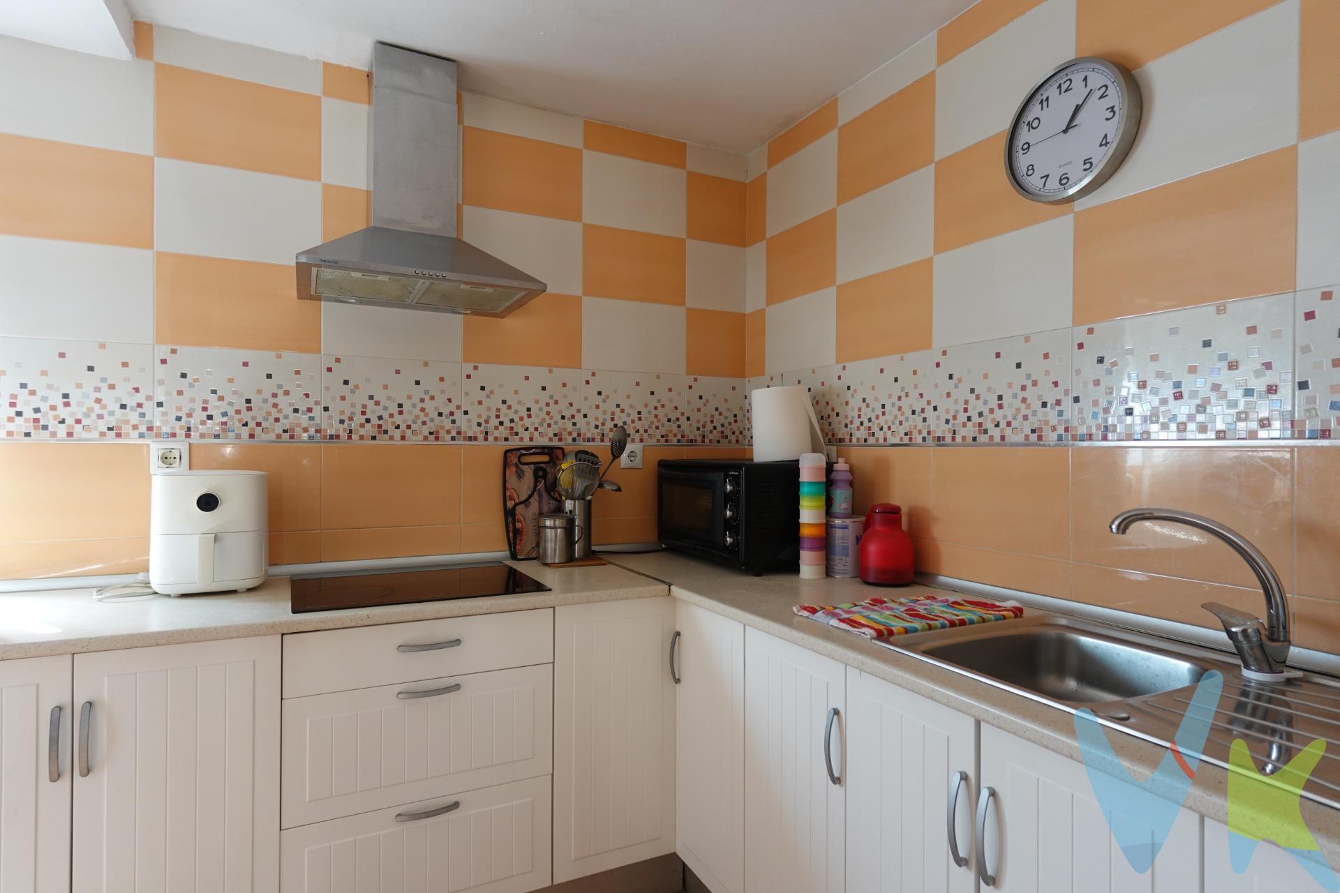 ¡Descubre tu nuevo hogar en esta maravillosa vivienda! 🏡 Situada en una localización privilegiada, podrás disfrutar del clima perfecto gracias a la climatización mediante split que encontrarás en el acogedor salón. Con salida facil hacia Cádiz y la hermosa playa de Camposoto, cada día será un placer vivir aquí ☀️🏖️. La propiedad cuenta con tres amplios dormitorios, ideal para familias o aquellos que buscan espacio adicional. Además, estarás cerca de colegios públicos 🎓, centros sanitarios 🚑 y supermercados 🛒 para mayor comodidad diaria. Y lo mejor: ¡el coste mensual de comunidad es muy bajo! 💰 No pierdas la oportunidad única que te ofrece este lugar lleno potencial.