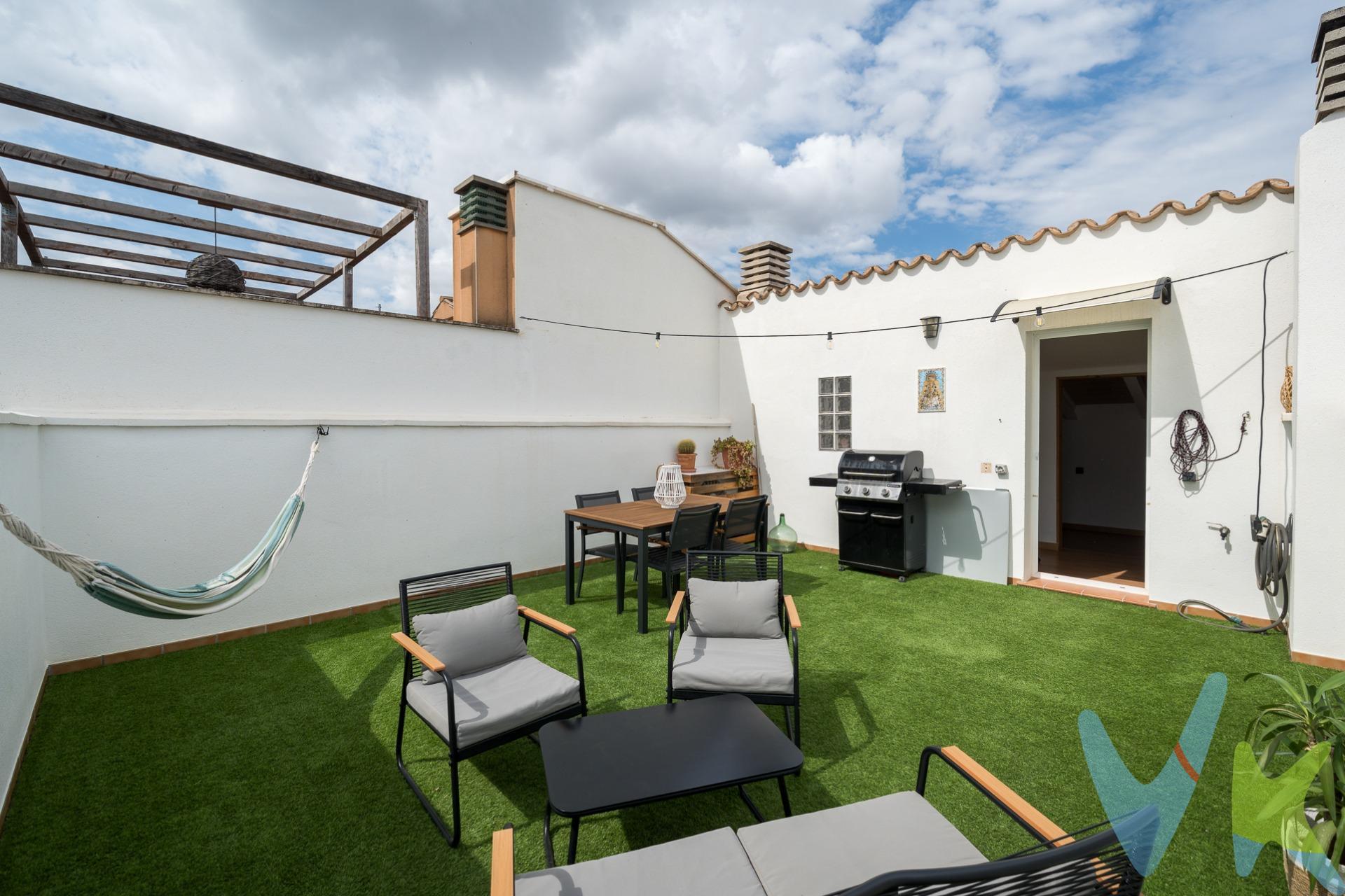 Descubre este encantador dúplex de primer piso, diseñado para quienes aprecian el confort y la elegancia en cada detalle. . La planta baja acoge una amplia habitación doble con baño en suite y un balcón privado. Subiendo a la segunda planta, se accede a al amplio salón comedor con una moderna cocina americana abierta, creando un ambiente luminoso y versátil, ideal para reuniones o momentos de relajación. En este mismo nivel, un pequeño distribuidor da paso a dos habitaciones individuales y un baño completo. . En la parte superior, la buhardilla se transforma en un rincón multifuncional perfecto para la vida cotidiana, albergando una práctica lavandería y una encantadora terraza de 25 m² destinada a disfrutar del aire libre desde la intimidad del hogar. La calidad y calidez de esta vivienda se refleja en la carpintería exterior con doble acristalamiento para un óptimo aislamiento y en la carpintería interior, también en madera maciza así como el suelo laminado en todas las estancias. . Todas las estancias son exteriores y tanto el salón como la habitación principal disponen de amplio ventanal con acceso al balcón que otorga si cabe, mayor luminosidad. En el salón dispone de bomba frío/calor en el salón y el termo es eléctrico. . El precio incluye un trastero de 6,5m2 que se encuentra en otro edificio pero en la misma calle. Este dúplex es mucho más que un lugar para vivir; es un refugio de luz, estilo y funcionalidad, pensado para quienes desean disfrutar de cada instante en un entorno que celebra la vida. . No lo dudes, llámanos y vamos a verla.