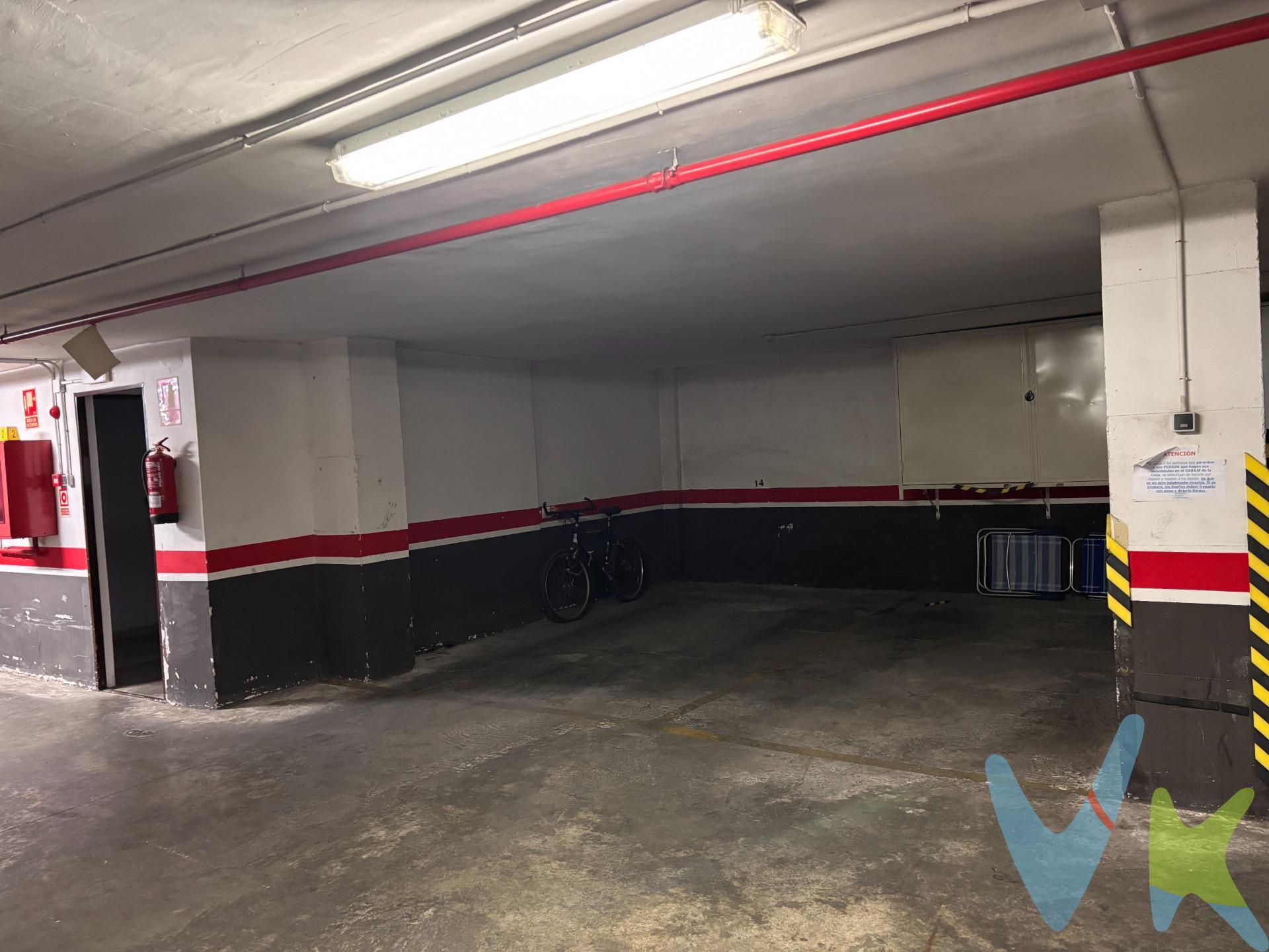 A la venta amplia plaza de garaje para coche mediano (2,20 mts de ancho x 4,50 mts de largo), entrada con puerta automática y acceso con rampa de fácil circulación. El edificio tiene ascensor y la plaza está situada en el sótano -2, con fácil acceso de maniobra. Situada en la Calle Zapadores, con acceso por calle peatonal para uso de los vecinos, su ubicación céntrica te permitirá acceder fácilmente a todos los servicios y comercios de la zona. Agencia Registrada con el Nº 1600 en el Registro Obligatorio de Agentes Inmobiliarios de la Comunitat Valenciana, según el DECRETO 98/2022, de 29 de julio, del Consell, por el que se regula el Registro de Agentes de Intermediación Inmobiliaria de la Comunitat Valenciana. Por mandato expreso del propietario, comercializamos este inmueble en exclusiva compartida, lo que garantiza un servicio de calidad, un trato fácil y personalizado, una gran difusión en nuestras redes compartidas y sin interferencias de terceros. Por este motivo se ruega no molestar al propietario, a los ocupantes de la propiedad, o a los vecinos del edificio. Si usted es agente inmobiliario y tiene un cliente para este inmueble, llámenos y estaremos encantados de colaborar.