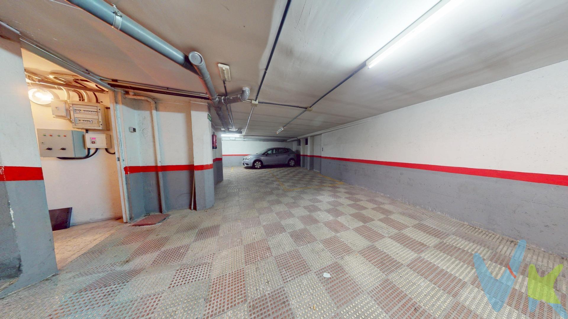 Se vende planta sótano en edificio de 2005, próxima revisión de la ITE 2036, actualmente con 4 plazas de garaje la planta sótano aunque tiene muchas posibilidades de ampliar alguna plaza más de coche o varias de moto, acceso bastante bueno desde la calle con puerta automática,  tiene ascensor también directo desde él portal y varias dependencias más incluidas del portal pertenecientes al sótano. Increible oportunidad de inversión a corto plazo con una gran rentabilidad, dada la dificultad de aparcamiento en la zona y más inclusive al no ser aprobado el aparcamiento regulado por los vecinos y siendo propietario de toda la planta, . El entorno cuenta con todo tipo de infraestructuras a nivel de transporte público, centro de salud, farmacias, entidades bancarias, zonas infantiles, colegios, supermercados, negocios de hostelería y sector textil. No lo dude más es una gran oportunidad de negocio.