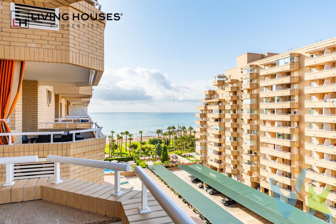  Descubra este magnífico piso en venta, ubicado en la codiciada zona de Marina d\'Or en Oropesa del Mar-Orpesa. Ofrecemos una oportunidad única para adquirir una vivienda con características excepcionales que harán de su nuevo hogar un verdadero paraíso. Esta propiedad dispone de 82 metros construidos y 68 metros útiles, distribuidos de manera eficiente para maximizar el espacio y la comodidad.El inmueble, situado en la séptima planta de un edificio de 2007, cuenta con tres amplias habitaciones que proporcionan un espacio confortable para toda la familia. Cuenta también con dos baños, uno de ellos en suite.La disposición de este piso permite la entrada de abundante luz natural, lo que genera una atmósfera cálida y acogedora. Con una excelente orientación, podrá disfrutar de espléndidas vistas al mar desde la comodidad de su terraza privada, ideal para relajarse y disfrutar del clima mediterráneo.Un ascensor moderno le garantiza un cómodo acceso a su vivienda, facilitando cada entrada y salida de su hogar. Para aquellos que valoran contar con espacio para su vehículo, esta propiedad incluye una plaza de garaje, proporcionando seguridad y confort. Con el transporte público a sus puertas, tendrá a su disposición tanto tren como autobús, simplificando sus desplazamientos por la zona o hacia destinos más lejanos.La vida en Marina d\'Or es sinónimo de calidad y disfrute. Con una piscina comunitaria y una amplia zona ajardinada, se sentirá como si estuviera de vacaciones durante todo el año. Estos espacios comunes han sido diseñados para ofrecer una experiencia placentera y para fomentar un saludable estilo de vida al aire libre. Perfectos para pasar tiempo con amigos y familia, nadar, leer o simplemente disfrutar del sol.Amueblado con gusto y completamente equipado con electrodomésticos, este piso está listo para que usted se instale. La cocina se presenta moderna y funcional, mientras que cada habitación ha sido optimamente acondicionada para asegurar el máximo confort. Desde el primer momento, sentirá que este es un lugar al que le resultará fácil llamar hogar.Al vivir en una ubicación tan privilegiada, tendrá acceso inmediato a una variada oferta de ocio y cultura. Marina d\'Or es famosa por su oferta de servicios, entretenimiento y vida nocturna. Además, las hermosas playas de Oropesa del Mar le esperan para ofrecerle interminables días de mar y arena.Le animamos a que venga a visitar esta propiedad excepcional y experimente por usted mismo todo lo que tiene para ofrecer. No pierda esta oportunidad de obtener un hogar en una de las zonas más demandadas del Mediterráneo. Llámenos para concertar una visita y tomar el primer paso hacia la casa de sus sueños.Venga y compruebe la calidad de vida que este piso puede brindar. Estamos seguros de que superará sus expectativas y se convertirá en el lugar perfecto para construir nuevos recuerdos y disfrutar de una vida plena y satisfactoria. Contáctenos hoy mismo para más información y haga realidad su sueño de vivir junto al mar. --------------------------------------Agencia inmobiliaria en Oropesa del mar si quieres comprar o vender casas pisos o locales en la comunidad Valenciana con oficina en Oropesa del Mar, Castellón. Para mayor seguridad en la compraventa, todas nuestras viviendas poseen FICHA DE CERTIFICACIÓN DE INMUEBLES registrada por la Asociación de Inmobiliarias de la Comunidad Valenciana ASICVAL. Antes de comprar o de entregar las arras, pida el Certificado de la vivienda para estar seguro y tranquilo sobre la situación legal, urbanística y de cargas de la misma. Los impuestos, gastos de notaría y registro no están incluidos en el precio de venta. 