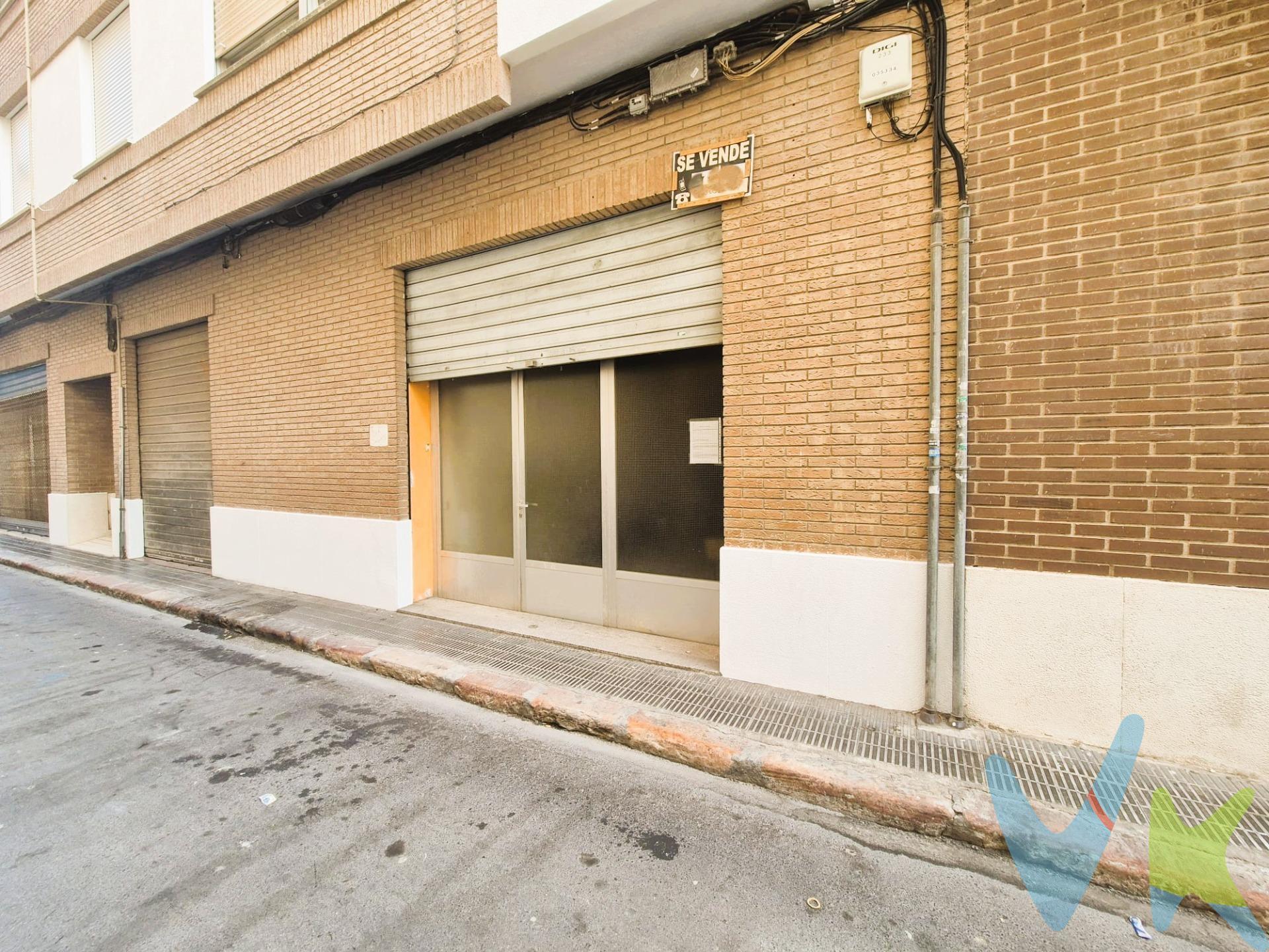 Ubicado en Burriana, este local comercial se sitúa en una zona estratégica con buena visibilidad y fácil acceso, ideal para distintos tipos de actividad. Cuenta con una superficie construida de 108 m² y 94 m² útiles, distribuidos en un amplio espacio diáfano que ofrece múltiples posibilidades de uso: oficina, comercio, estudio profesional o actividades recreativas, entre otros. El inmueble dispone de buena conexión mediante líneas de autobús cercanas y se encuentra próximo a colegios y zonas infantiles, lo que aporta un flujo constante de movimiento en el entorno. Se trata de un local con gran potencial de revalorización, que requiere algunas adecuaciones para adaptarlo al uso deseado, lo que permite diseñarlo completamente a medida según el proyecto. Una excelente oportunidad de inversión por 68.000 € en una ubicación con futuro y múltiples opciones de desarrollo. (*) Cláusula de Transparencia y Desglose de Gastos. En cumplimiento de las obligaciones de información previstas en la Ley 10/2025, de 28 de diciembre, de servicios de atención a la clientela y transparencia, así como en la normativa sectorial vigente, se hace constar que el precio indicado no incluye los gastos e impuestos inherentes a la adquisición, los cuales se desglosan a continuación:. - Impuesto sobre Transmisiones Patrimoniales (ITP): Se aplicará el tipo impositivo vigente en la Comunidad Valenciana, generalmente el 10%, sin perjuicio de tipos reducidos aplicables según las circunstancias personales del comprador o las características del inmueble. El impuesto se devenga sobre el Valor de Referencia Catastral o el precio de venta, aquel que resulte superior. Para una información exhaustiva sobre el funcionamiento, tipos impositivos y bonificaciones del ITP, puede consultar el portal oficial de la Agencia Tributaria autonómica en el siguiente enlace: www.atv.gva.es/es/itpajd. - Gastos de Notaría: Los honorarios notariales se calcularán conforme al arancel oficial regulado en el Anexo I, del Real Decreto 1426/1989, de 17 de noviembre, por el que se aprueba el arancel Notarial. - Gastos de Registro: La inscripción en el Registro de la Propiedad se facturará según el arancel oficial establecido en el Anexo I, del Real Decreto 1427/1989, de 17 de noviembre, por el que se aprueba el arancel de los Registradores de la Propiedad. - Gastos de Gestión: Los honorarios por la tramitación administrativa, liquidación de impuestos e inscripción registral, en el supuesto de ser a cargo de la agencia inmobiliaria, ascienden a 302,50 € (IVA incluido). - Honorarios Agencia del Vendedor: incluidos en el precio publicado. - Honorarios Agencia del Comprador: Se informa que eventualmente podrían existir honorarios profesionales a cargo del adquirente, en aquellos casos en que se hubieran contratado previamente los servicios específicos del encargo de compra y en ningún caso estarán vinculados al precio. 