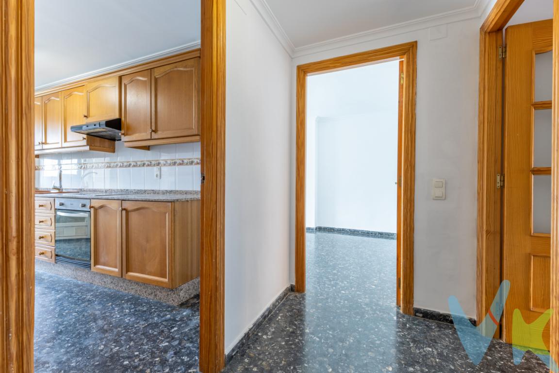  ¡Descubre el hogar de tus sueños en Puerto de Sagunto! Presentamos un magnífico piso en venta, ubicado en la codiciada zona de San José - Los Metales. Este inmueble cumple con todas las expectativas para aquellos que buscan confort y calidad de vida. Con 95 metros construidos y 82.36 metros útiles, este espacioso piso se sitúa en la tercera planta de un edificio con ascensor, levantado en el año 2002. La calidad de la construcción y su excelente estado de conservación lo convierten en una opción ideal para quienes buscan una vivienda lista para habitar.La propiedad cuenta con tres amplias habitaciones, perfectas para adaptarse a las necesidades de tu familia o para disfrutar de espacios adicionales para oficinas en casa o zonas de estudio. Cada habitación está diseñada para maximizar el confort y la privacidad, asegurando que todos los miembros del hogar tengan su propio refugio personal. El diseño incluye un salón luminoso que se convierte en el centro de reuniones y relax, ofreciendo un espacio acogedor para disfrutar con familia y amigos.Podrás apreciar las maravillosas vistas al mar desde varios puntos del piso, brindando una sensación de calma y conexión con la naturaleza que se puede disfrutar cada día. Estas vistas son un lujo que pocos inmuebles pueden ofrecer y aportan un toque especial a la vida diaria. La ubicación privilegiada del piso garantiza que estos panoramas sean una constante en tu vida.Además, la zona en la que se encuentra es uno de sus mayores atractivos. San José - Los Metales es reconocida por su tranquilidad y al mismo tiempo, por su proximidad a todas las comodidades esenciales. Desde supermercados, escuelas, hasta centros de salud, todo está al alcance de la mano. Esta combinación de comfort y accesibilidad asegura que tu vida diaria sea lo más cómoda posible.El transporte público está fácilmente disponible, con paradas de autobús cercanas que facilitan el acceso a otras áreas de Puerto de Sagunto y sus alrededores. Esta conectividad convierte al piso en una opción perfecta para aquellos que desean evitar el uso continuo del automóvil.No dejes pasar la oportunidad de visitar esta espléndida propiedad que reúne ubicación, espacio y calidad en un solo lugar. Tu nuevo hogar en Puerto de Sagunto está esperando a ser descubierto. Este piso es una inversión sólida, tanto para quienes buscan una nueva residencia como para quienes desean asegurar un bien con grandes posibilidades de revalorización en el futuro.Organiza una visita hoy mismo para experimentar de primera mano el atractivo de este piso. Te aseguramos que desde el primer momento quedarás cautivado por su encanto y todas las ventajas que tiene para ofrecer. Este es tu momento para hacer realidad el sueño de vivir en un entorno único, confortable y bien conectado. ¡No dudes más y ven a conocer lo que podría ser tu nuevo hogar!El precio indicado no incluye gastos ni otros conceptos. A tal efecto, se informa que al referido precio habrá que añadirle los gastos propios de la transmisión inmobiliaria, entre los que cabe enumerar los siguientes: honorarios notariales, impuesto al que se encuentre sujeta la transmisión (Impuesto sobre el Valor Añadido o Impuesto sobre Transmisiones Patrimoniales ), gastos de inscripción en el Registro de la Propiedad y honorarios de intermediación de la agencia inmobiliaria.Por mandato expreso del propietario, comercializamos este inmueble en exclusiva, por lo que garantizamos un servicio de calidad, un trato fácil, sencillo y sin interferencias de terceros. Por este motivo, se ruega no molestar al propietario, a los ocupantes de la propiedad, a los vecinos, o conserjes del edificio o urbanización si los hubiera. Muchas gracias por su comprensión. La oferta está sujeta a cambios de precio o retirada del mercado sin previo aviso. Este anuncio en su conjunto, incluyendo textos, fotos, imágenes o cualquier otro contenido del mismo, no es vinculante dado que la información es ofrecida por terceros y puede contener errores. Se muestra a título informativo y no contractual.Este inmueble se vende en cuerpo cierto y las medidas expuestas en el anuncio son aproximadas.Agencia Registrada con el N.º 1844 en el Registro Obligatorio de Agentes Inmobiliarios de la Comunidad Valenciana. Puede consultar en la web de la GVA. 
