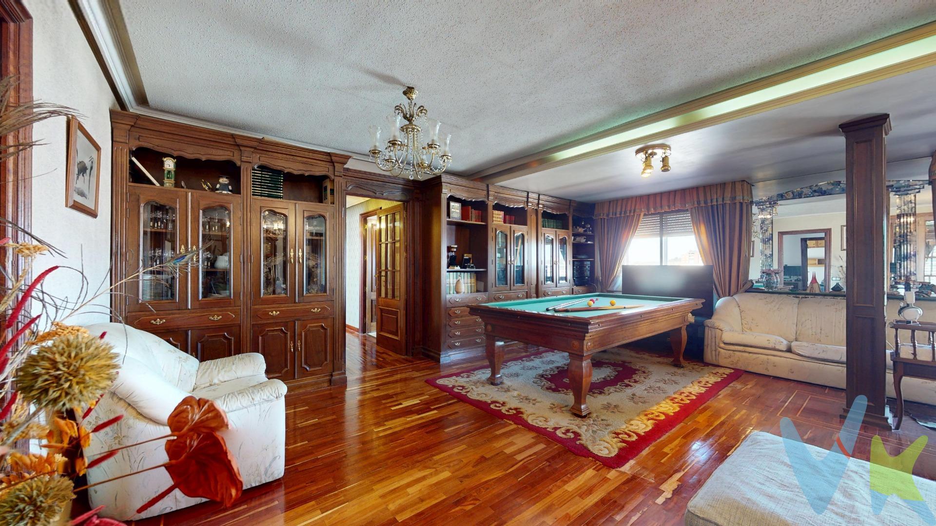 Imagina abrir la puerta de tu futuro y sentir, desde el primer paso, que este espacio no es una vivienda más, sino un lienzo en blanco donde todo es posible. En pleno Paseo Zorrilla de Valladolid, una de las arterias más consolidadas y deseadas de la ciudad, se encuentra este ático para reformar de 200 m² interiores más 100 m² de terraza, un lugar donde la amplitud, la luz y las vistas despejadas activan esa sensación tan poderosa de “aquí sí”. Aquí respiras. Aquí visualizas. Aquí decides. Desde una mirada estratégica, esta propiedad habla claro al inversor: posibilidad real de dividirla en tres viviendas independientes, cada una con su propia entrada. Flexibilidad, rentabilidad y futuro. Y al mismo tiempo, le habla al corazón de una familia grande que sueña con convivir sin renunciar a la intimidad, con espacio para cada etapa de la vida, para cada proyecto personal. Cierra los ojos un instante e imagina las mañanas: la luz entrando a raudales, el café en la terraza de 100 metros, el silencio de un ático elevado sobre la ciudad. Sales a la calle y todo fluye. Colegios de prestigio, supermercados, parques y jardines a pocos pasos. El Corte Inglés como extensión natural de tu día a día. Y a un paseo tranquilo, la ribera del río, perfecta para caminar, correr o simplemente desconectar. Ubicada estratégicamente entre El Corte Inglés y el Matadero, esta vivienda te conecta con lo mejor de Valladolid sin renunciar a la calma. Es ciudad, es naturaleza, es comodidad… es estilo de vida. Esta no es una reforma. Es una transformación. De un espacio en bruto a un hogar con alma o a una inversión con visión. Porque cuando eliges bien el lugar, el futuro empieza a construirse solo. Una magnifica propiedad que durara muy poco en el mercado al precio de 500.000€, al que hay que añadir un 4% +IVA de honorarios de Agencia. El PVP indicado no incluye impuestos ni gastos de Escritura. Las superficies expresadas en esa página tienen carácter descriptivo y son aproximadas. Los precios pueden ser susceptibles de modificación sin previo aviso. . 