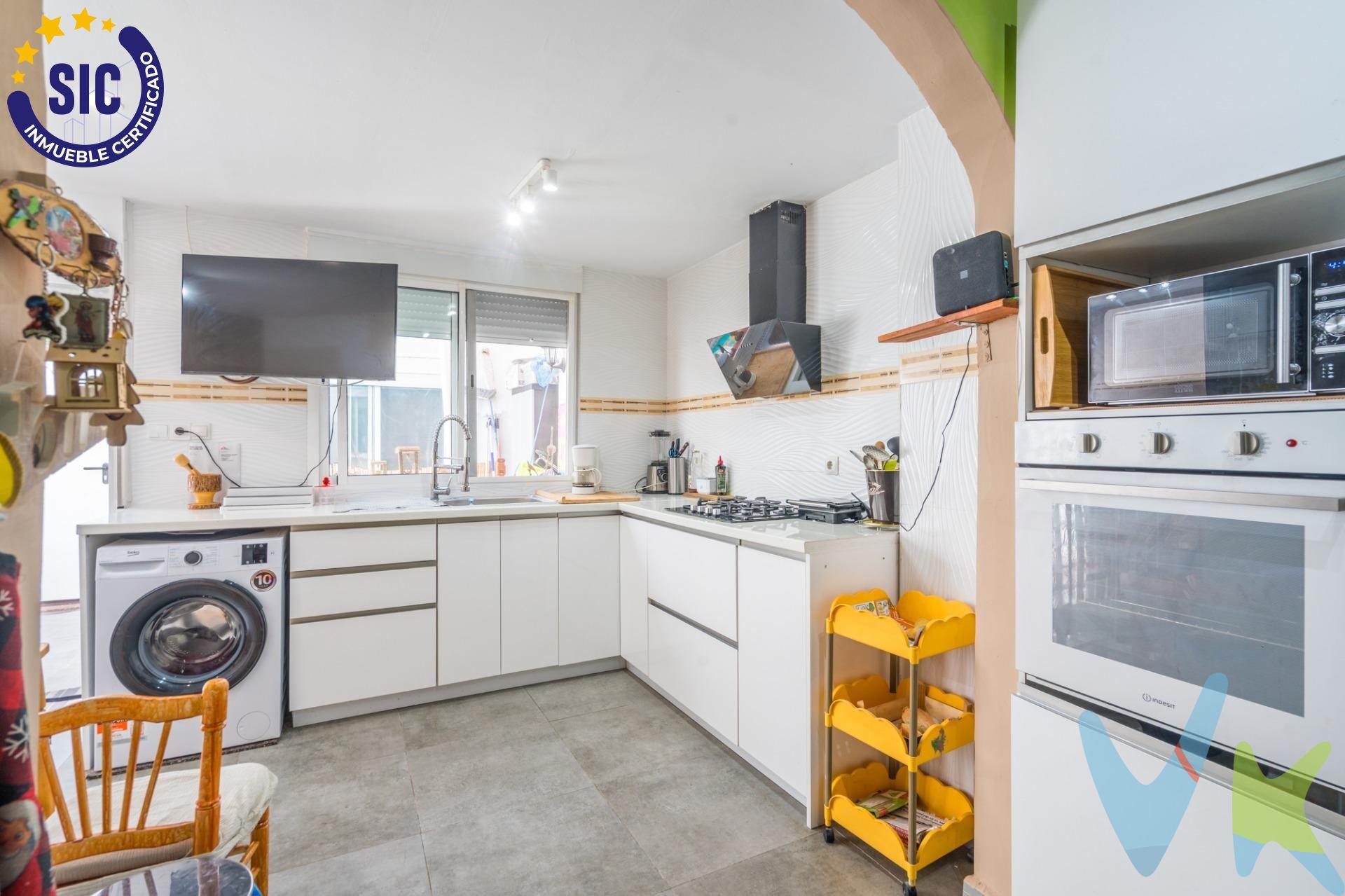 Descubre este fantástico bajo vivienda en Alginet, totalmente reformado con un bonito estilo rústico, combinando encanto, comodidad y funcionalidad.  Lista para entrar a vivir. La vivienda se vende con el cambio de uso de local a vivienda ya aprobado y actualmente en trámite, por lo que la operación se realizará como vivienda y no como local. ✅ Todos los gastos derivados del cambio de uso corren a cargo del propietario. ✅ El cambio de uso ya está en marcha. ✅ El comprador adquirirá la propiedad como vivienda, sin tener que asumir ni gestionar este proceso. Oportunidad única. Cuenta con dos amplias habitaciones dobles, ambas con baño en suite, ofreciendo privacidad y confort para toda la familia. Dispone de una cocina grande y muy funcional, con espacio para disfrutar del día a día, y una agradable terraza interior, perfecta para relajarse o crear tu propio rincón especial. La vivienda cuenta con ventanas de Climalit con mosquiteras, aportando un gran aislamiento térmico y acústico, además de comodidad durante todo el año. ✨ Bajo vivienda con acceso cómodo. ✨ Reforma completa con estilo rústico. ✨ 2 habitaciones dobles con baño en suite. ✨ 2 baños completos. ✨ Cocina amplia. ✨ Terraza interior. ✨ Ventanas de Climalit con mosquiteras. ✨ Garaje incluido. Una oportunidad única en Alginet para quienes buscan una vivienda con encanto, sin reformas pendientes y preparada para disfrutar desde el primer día. 📍¡Ven a visitarla y descubre tu próximo hogar!