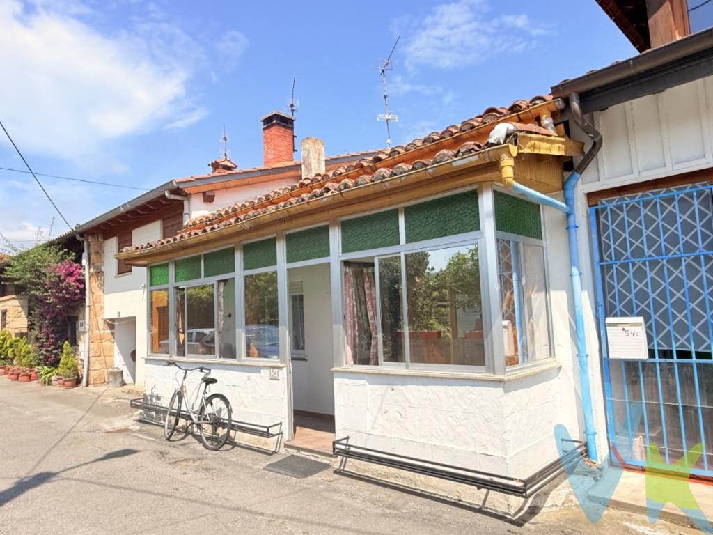 ¿Buscas una vivienda en un pueblo ideal para construir un hogar o por qué no, para invertir con alta rentabilidad?En Ontoria, muy cerquita del centro de Cabezón de la Sal, os presentamos esta amplia vivienda para hacer de ella la casa de tus sueños.Por su gran amplitud, esta espaciosa casa de 171 mts2 se distribuye en dos plantas:-planta baja, se accede por una galería acristalada donde podrás pasar los mejores momentos del día, recibe toda la luz y el calor del sol por su orientación. Dentro de la vivienda tenemos una cocina muy amplia y luminosa, con cocina económica y vitrocerámica, comunicada con un comedor con chimenea. También tiene dos habitaciones, salita y baño completo con ducha adaptada.-planta alta amplia y luminosa, de techos altos, donde hay una habitación completa; un espacio diáfano de 24 m2 y un trastero. Para reformar a tu gusto!Aprovecha esta oportunidad para crear un hogar lleno de encanto, con maravillosos paseos junto al río, y con la comodidad de tener todos los servicios que ofrece Cabezón de la Sal y su ubicación, próxima a la autovía, y a tan solo 15 minutos de Comillas y San Vicente de la Barquera y sus playas, el Valle de Cabuérniga. O Santander en 25 minutos.Disfruta de la serenidad que solo Ontoria puede ofrecer. La vivienda perfecta que combina espacio con una ubicación envidiable, a un precio muy competitivo!Contáctanos y agenda una visita para descubrir tú mismo todo lo que este inmueble tiene para ofrecer. ¡Estamos seguros que te conquistará desde el primer instante!