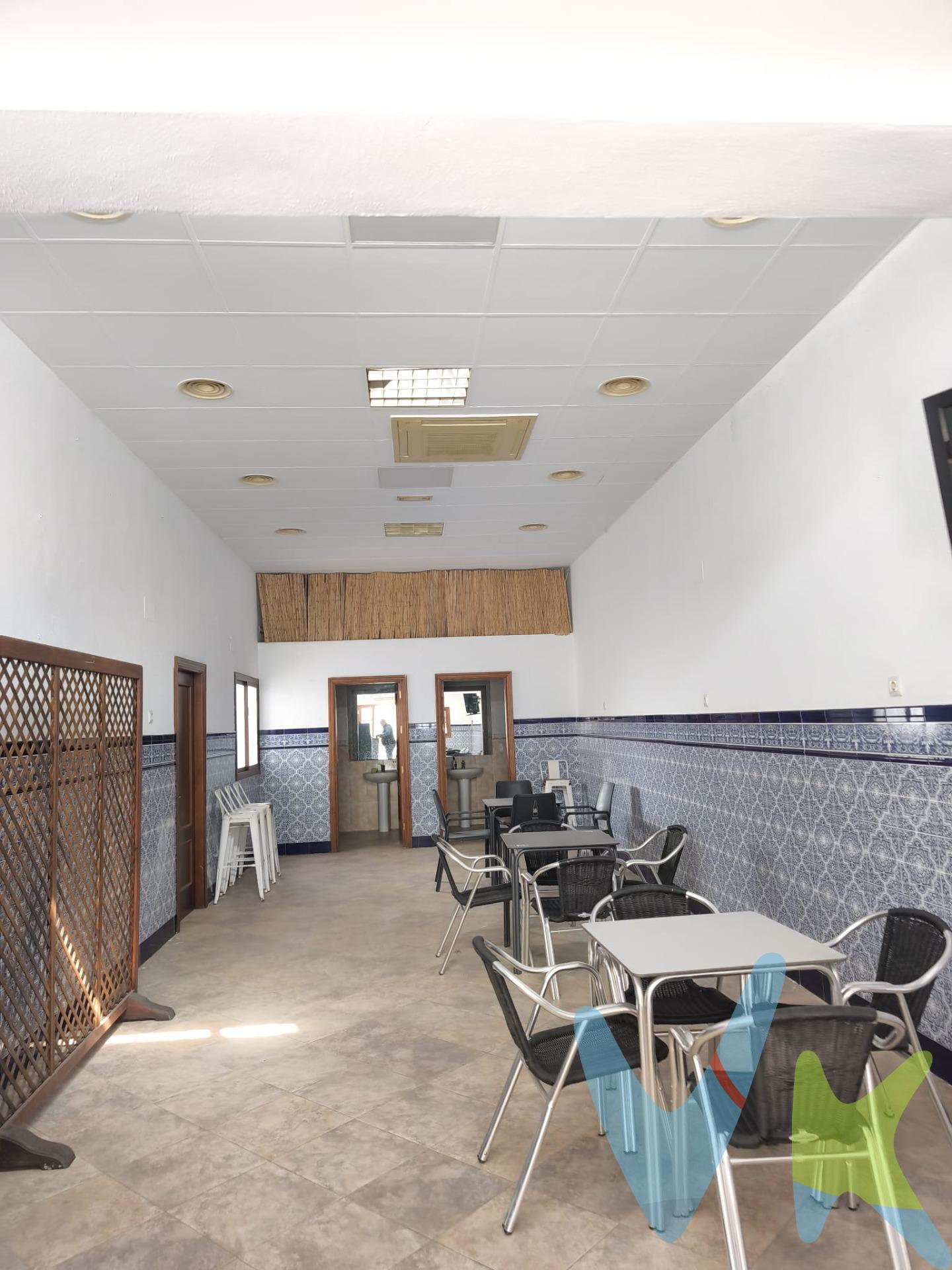 ¡Descubre el potencial de este espectacular local comercial! 🌟 Ubicado en una zona privilegiada que garantiza un flujo constante de clientes, es ideal para emprendedores y empresarios del sector de la hostelería o retail. Con una amplia barra 🍽️ diseñada para ofrecer el mejor servicio y un salón espacioso perfecto para acomodar a numerosos comensales o compradores, tu negocio podrá brillar aquí. Además, cuenta con cocina independiente 👩‍🍳 y práctico almacén 🧺 que facilitan las operaciones diarias. Este inmueble incluye también dos baños 🚻; uno adaptado para personas con movilidad reducida, cumpliendo así todas las normativas vigentes sobre accesibilidad ♿. Un patio exclusivo añade valor al local permitiendo actividades al aire libre ☀️ o almacenamiento adicional si fuese necesario. Y lo mejor: ¡ya dispone de clientela fija consolidada! 💼 También tienes la opción única de convertir este espacio en vivienda 🏡 y sumarle una planta más aprovechando su versatilidad sin igual. Comercializamos este inmueble en exclusiva, lo que le garantiza el acceso a toda la información y un servicio de calidad. En cumplimiento del Decreto de la Junta de Andalucía 218/2005 del 11 de Octubre, se informa al cliente que los gastos notariales, registrales, ITP y otros gastos inherentes a la compraventa no están incluidos en el precio. Para mayor seguridad ofrecemos Seguro de Caución garantizando tu inversión al reservar o firmar arras