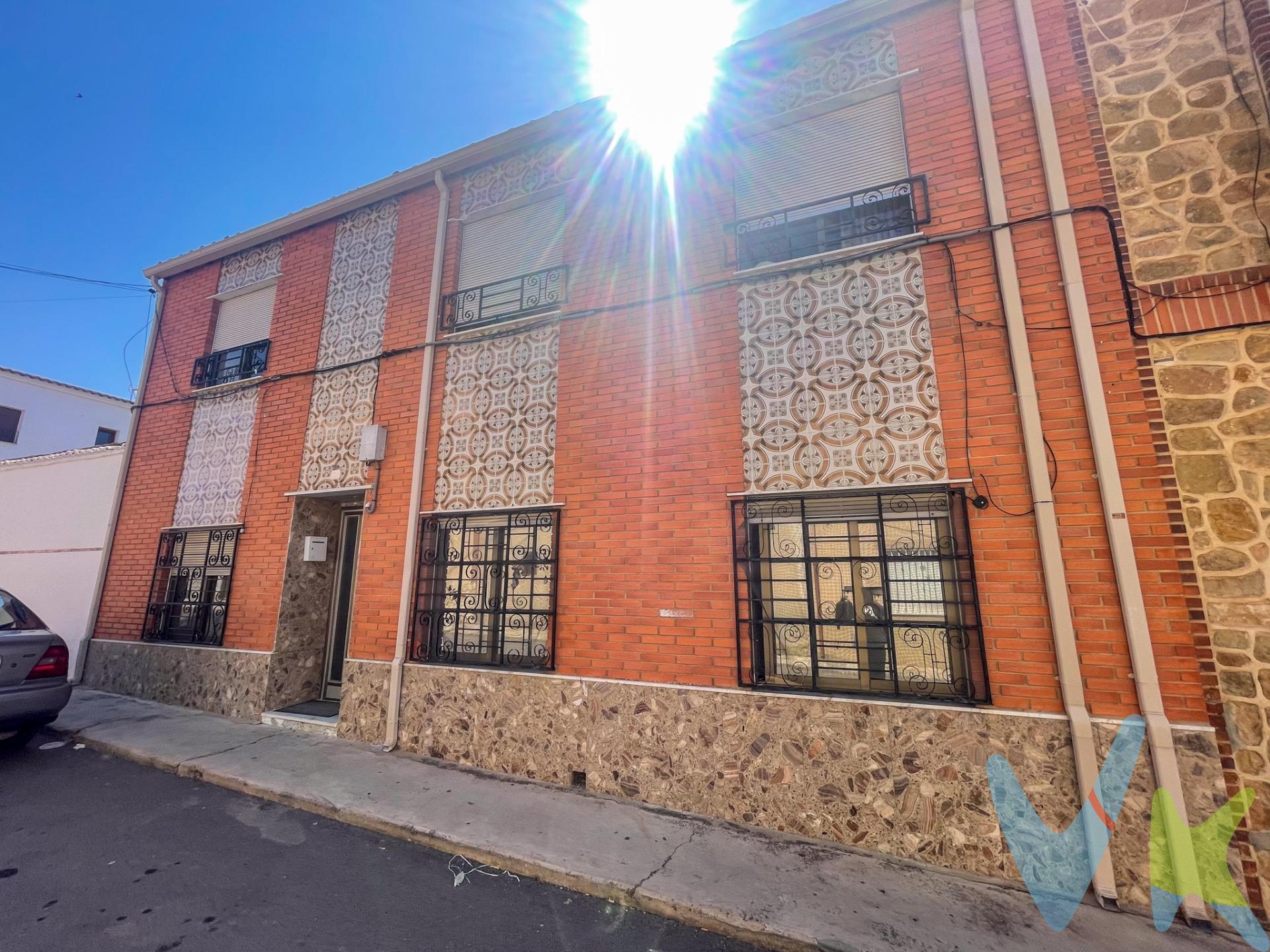 En el corazón de Fuenterrobles, un encantador pueblo rodeado de naturaleza y paz, se encuentra esta gran casa que reúne espacio, comodidad y múltiples posibilidades. La población, tranquila y acogedora, cuenta con todo lo necesario para el día a día: tienda, restaurante, bares, iglesia y mercado diario que llenan de vida sus calles. Y en este entorno privilegiado, esta vivienda se presenta como una excelente oportunidad para quienes buscan un hogar amplio y céntrico. Con nada menos que 342 m² construidos, la propiedad se distribuye en dos plantas:. En la planta baja nos recibe un gran salón comedor a fachada principal, luminoso y con una acogedora chimenea que invita a compartir momentos especiales en familia o con amigos. En este mismo nivel se encuentran también dos habitaciones dobles, una espaciosa alacena, y una cocina con dos ambientes diferenciados: uno destinado a cocinar y otro habilitado como comedor. Desde aquí se accede a un patio trasero semi cubierto, que además dispone de chimenea ideal para preparar paellas y disfrutar de reuniones al aire libre con amplitud y comodidad. La segunda planta sorprende con su distribución: tres habitaciones adicionales, perfectas para dormitorios, despacho o espacios de invitados, y una gran sala diáfana al fondo, abierta a la imaginación, que puede convertirse en un taller, zona de juegos, gimnasio, estudio o incluso en un espectacular salón privado. La vivienda se encuentra semi reformada, lo que permite entrar a vivir desde el primer día, al mismo tiempo que ofrece la posibilidad de adaptarla al gusto personal y crear un hogar único. En definitiva, una casa grande, céntrica y llena de posibilidades, en un entorno tranquilo, pero con todos los servicios, que se convierte en una oportunidad ideal tanto para primera residencia como para proyecto de casa rural o familiar. -. La descripción del presente inmueble e imágenes tienen mero carácter informativo y en ningún caso carácter contractual, pudiendo ser modificados por la inmobiliaria comercializadora sin que ello implique responsabilidad alguna frente a terceros. En el precio de venta a público, esta propiedad NO incluye los gastos de adquisición (Notario, registro, gestión, honorarios, etc…).